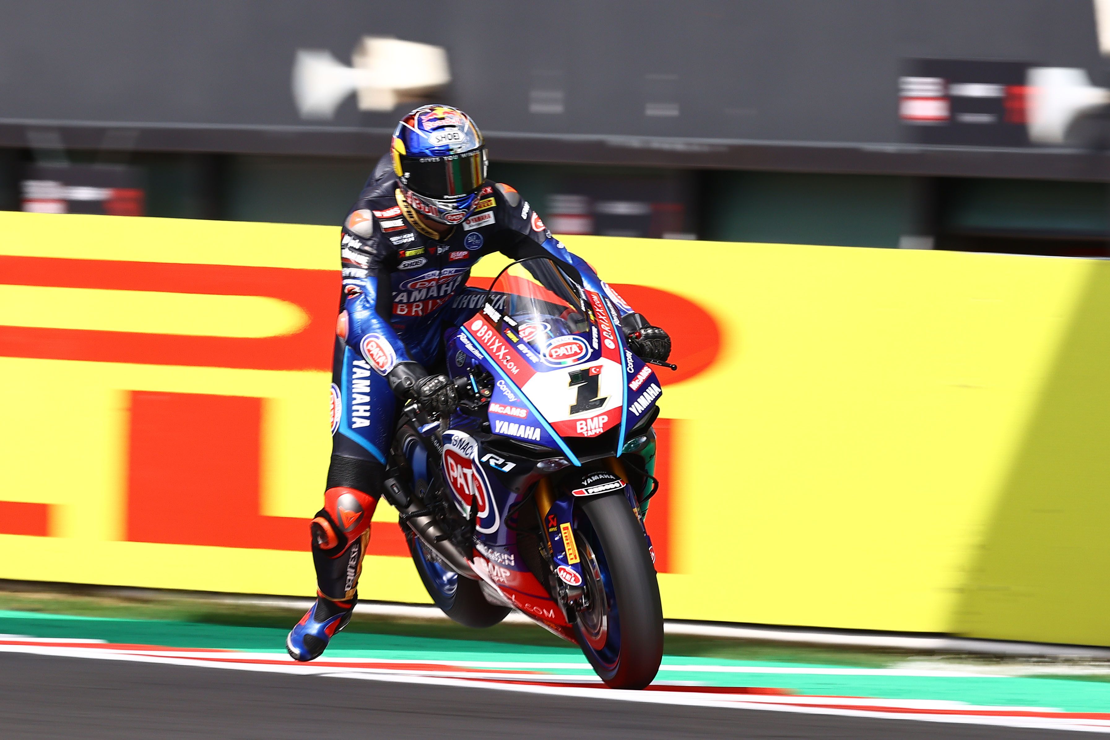 Toprak Razgatlioglu haciendo una frenada de las suyas, WSBK Misano 2022