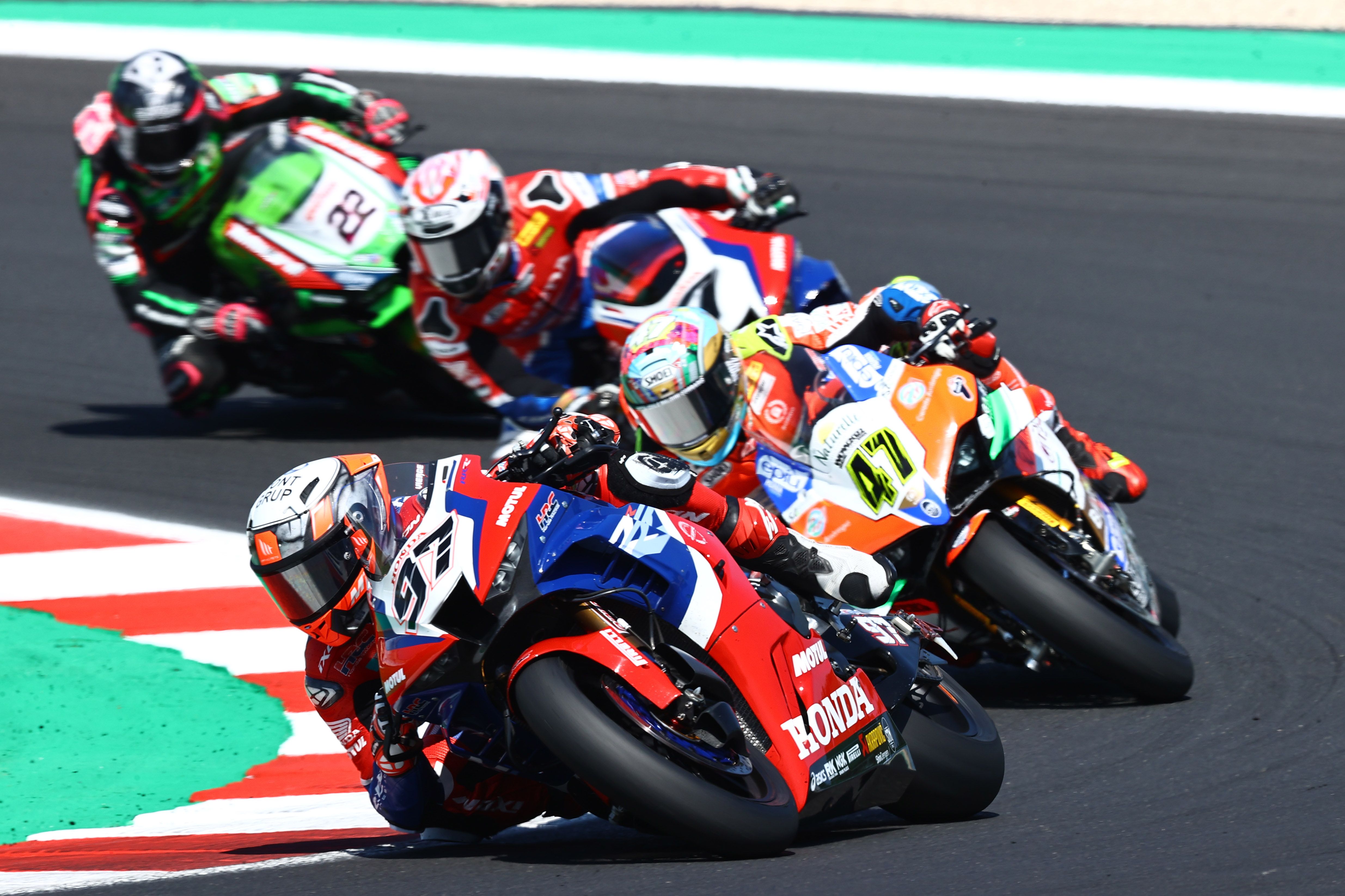 Xavi Vierge seguido por Axel Bassani, Iker Lecuona y Alex Lowes, WSBK Misano 2022