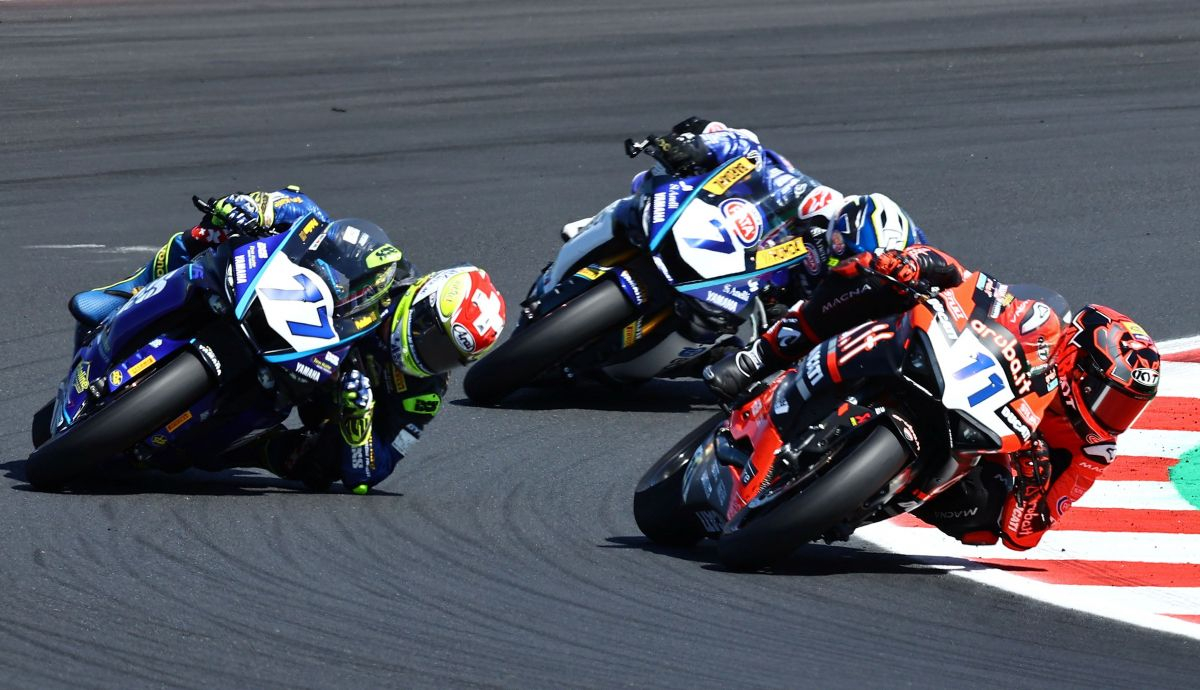 Nicolò Bulega comanda ante Dominique Aegerter y Lorenzo Baldassarri Nicolò Bulega comanda ante Dominique Aegerter y Lorenzo Baldassarri