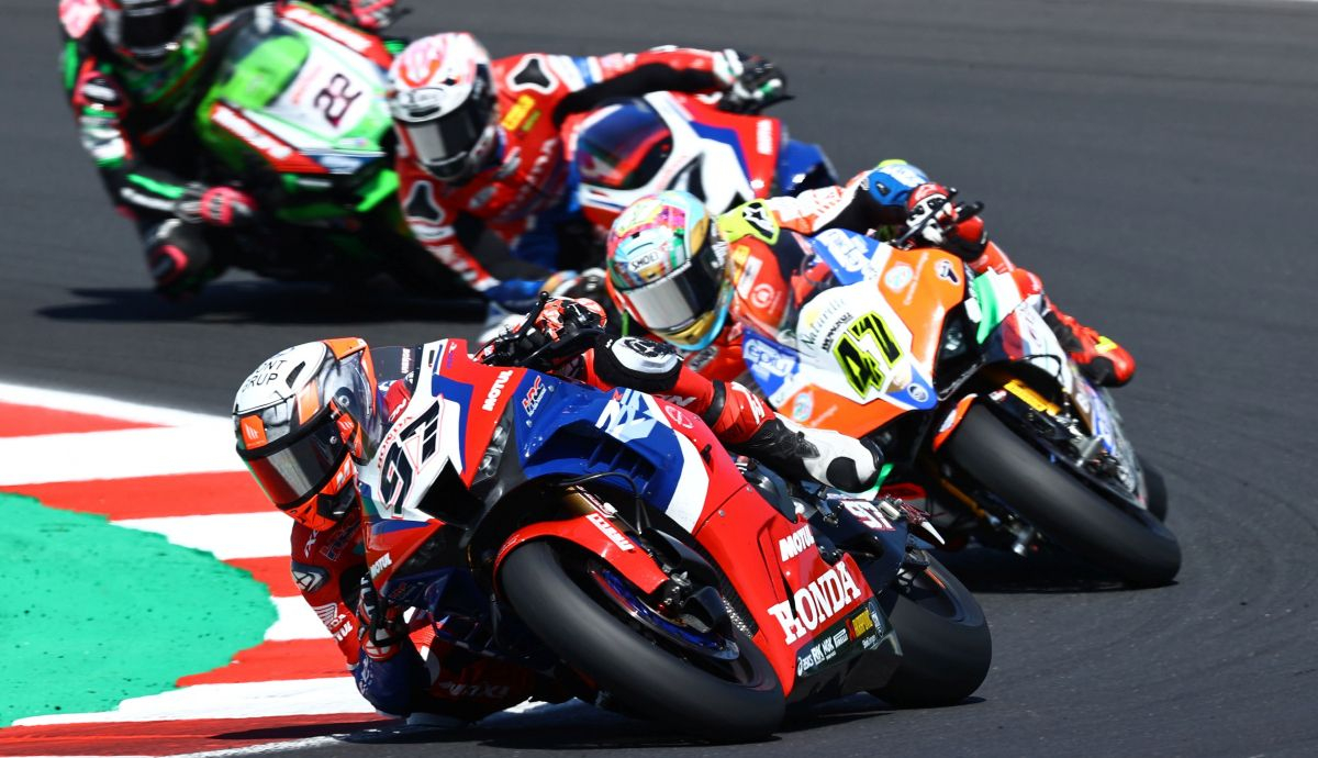 Xavi Vierge seguido por Axel Bassani, Iker Lecuona y Alex Lowes Xavi Vierge seguido por Axel Bassani, Iker Lecuona y Alex Lowes