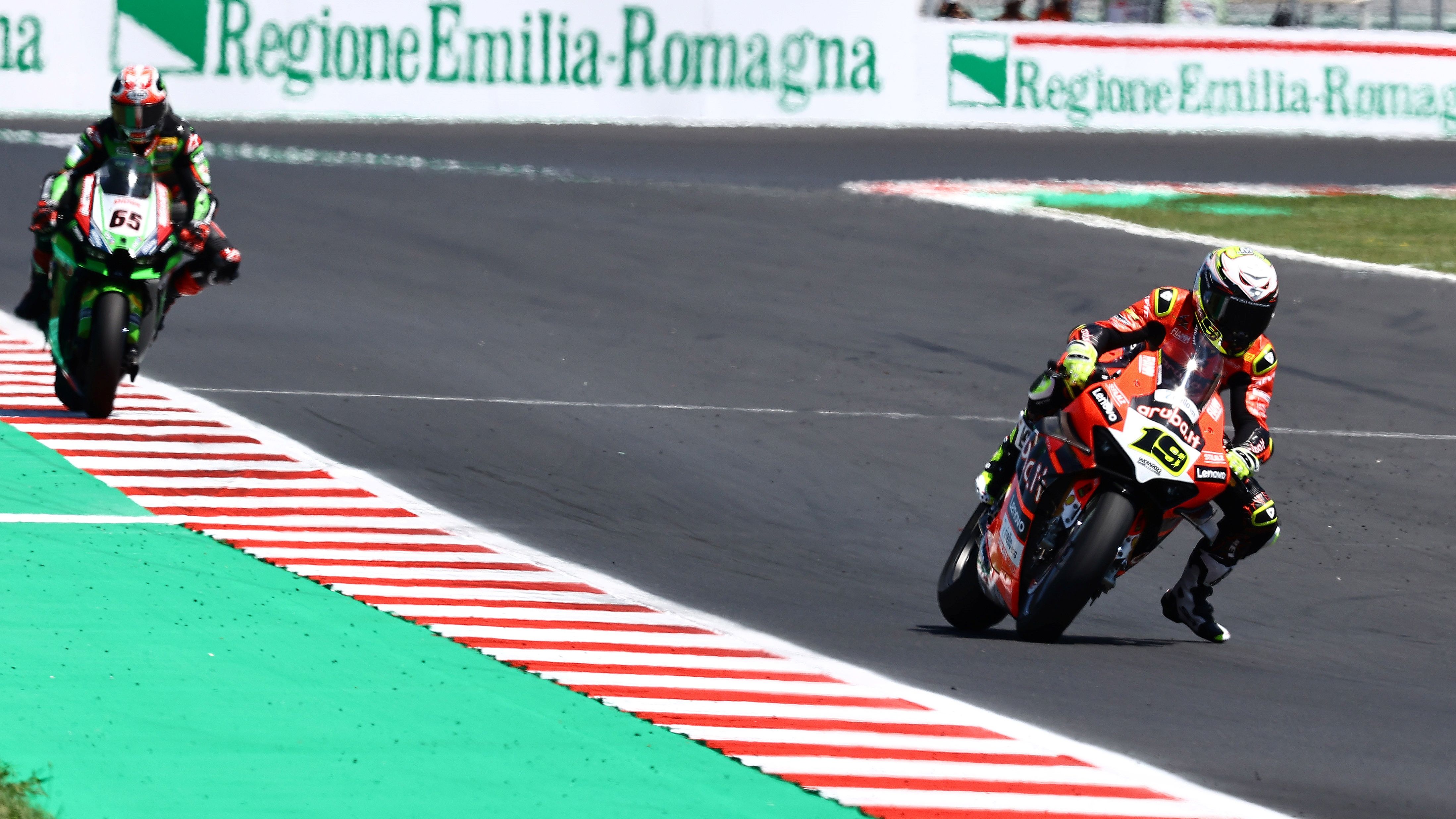 Álvaro Bautista se escapa de Jonathan Rea en Misano