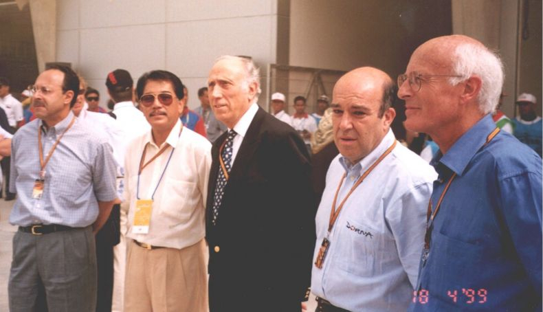 Ezpeleta, entre el presidente Zerbi y Luigi Brenni, de la FIM Ezpeleta, entre el presidente Zerbi y Luigi Brenni, de la FIM