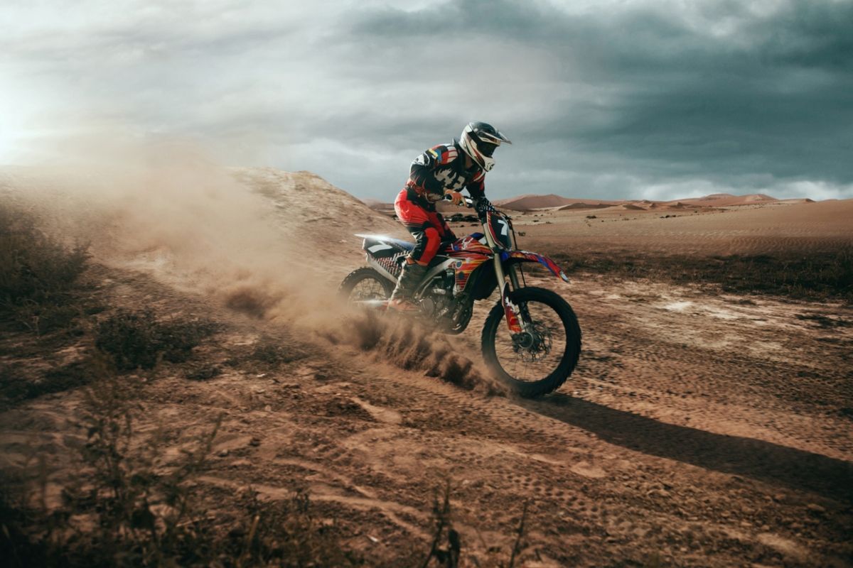 Piloto de motocross, modalidad en la que destaca Daniela Guillén. Fuente: iStock.com / Artur Didyk