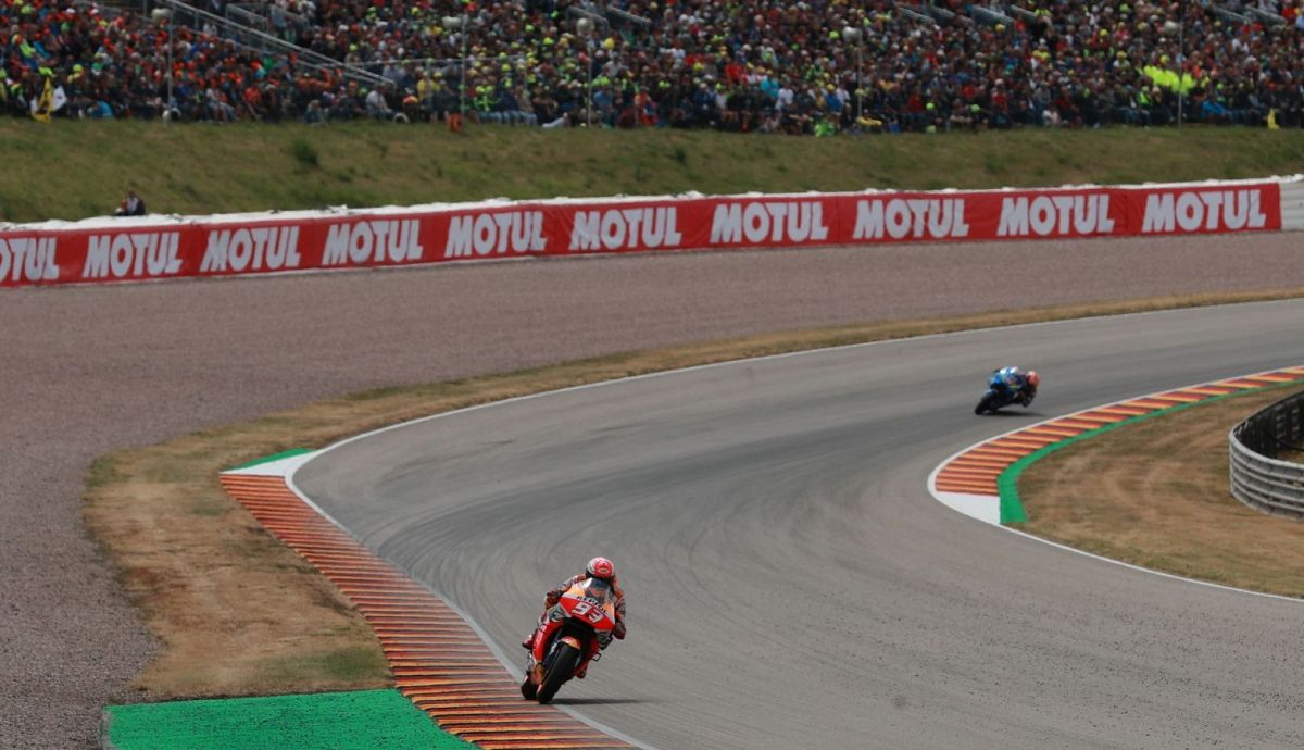 Marc Márquez abre hueco en Sachsenring 2019 ante Álex Rins, que acabó en el suelo