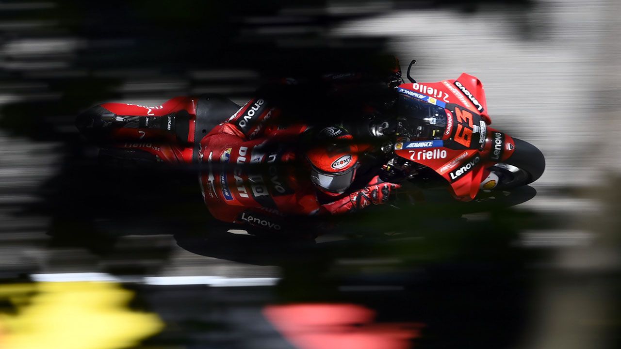 Pecco Bagnaia vuela y Sachsenring se tiñe de rojo Ducati