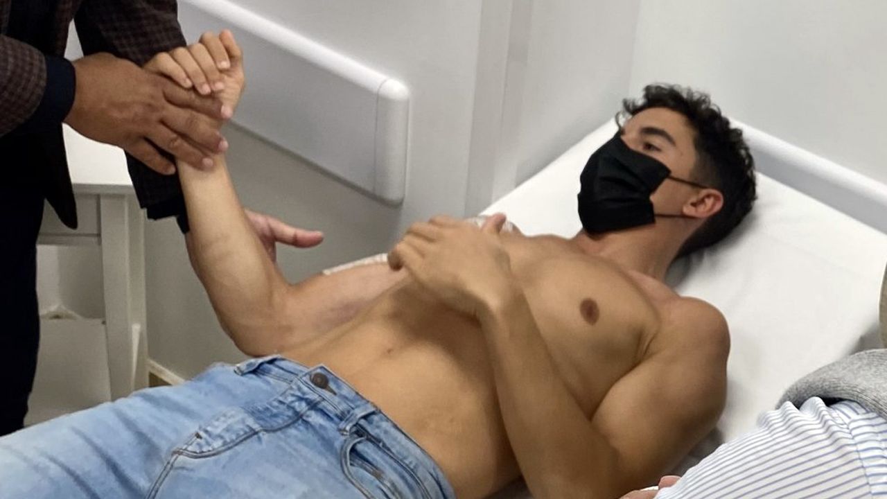 Marc Márquez durante su chequeo médico (Foto: @marcmarquez93)