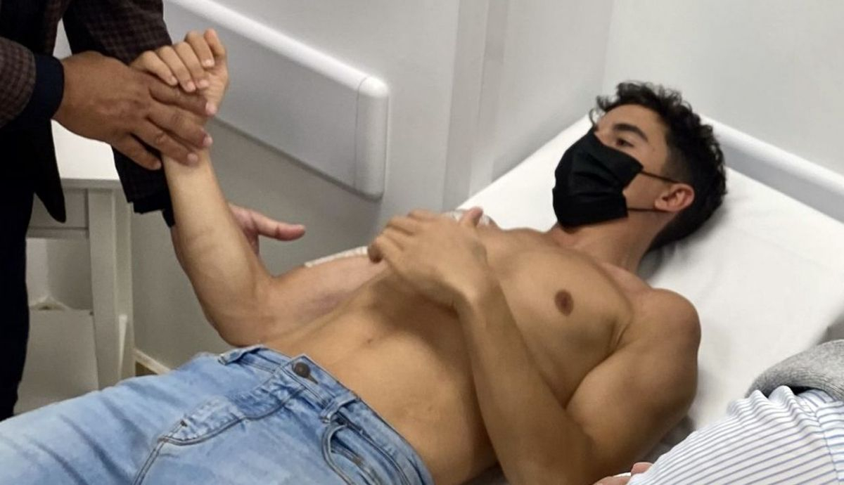 Marc Márquez durante su chequeo médico (Foto: @marcmarquez93)