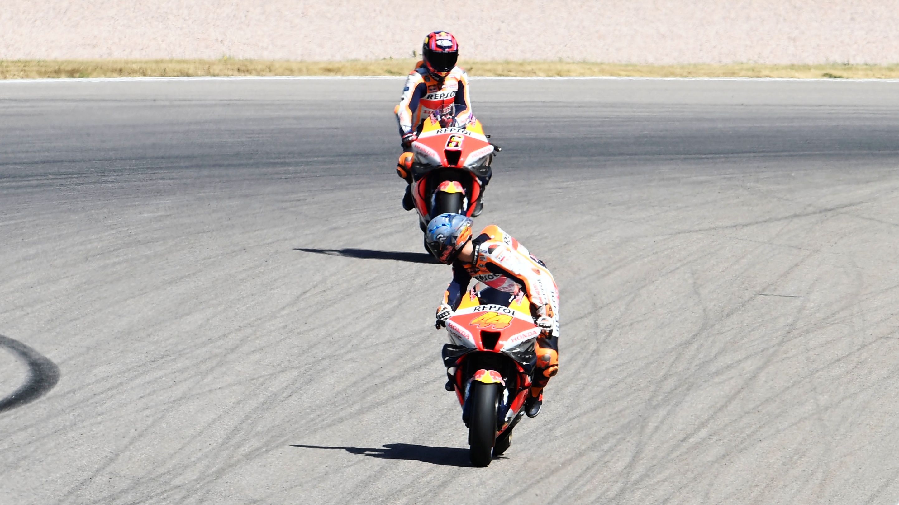 Pol Espargaró ha abandonado y Stefan Bradl no ha puntuado en el peor día de Honda en MotoGP