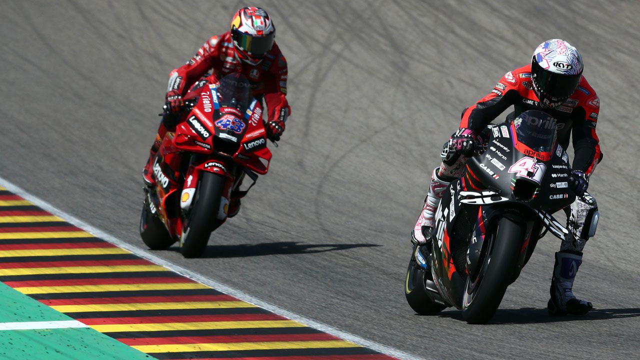 Un problema de neumáticos chafa la carrera de Aleix Espargaró