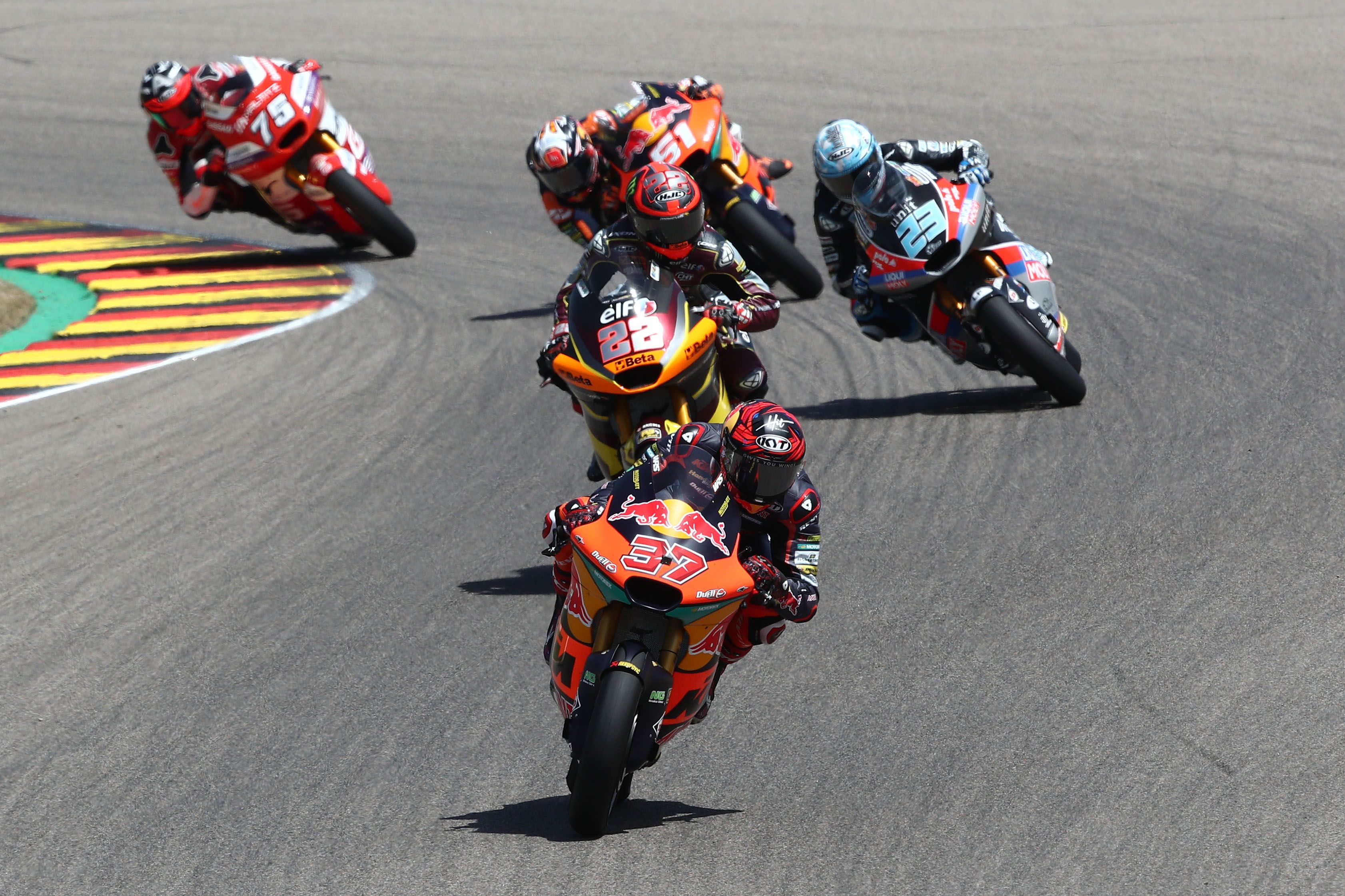 Augusto Fernández comanda ante Sam Lowes, Marcel Schrotter, Pedro Acosta y Albert Arenas, Moto2 Sachsenring 2022