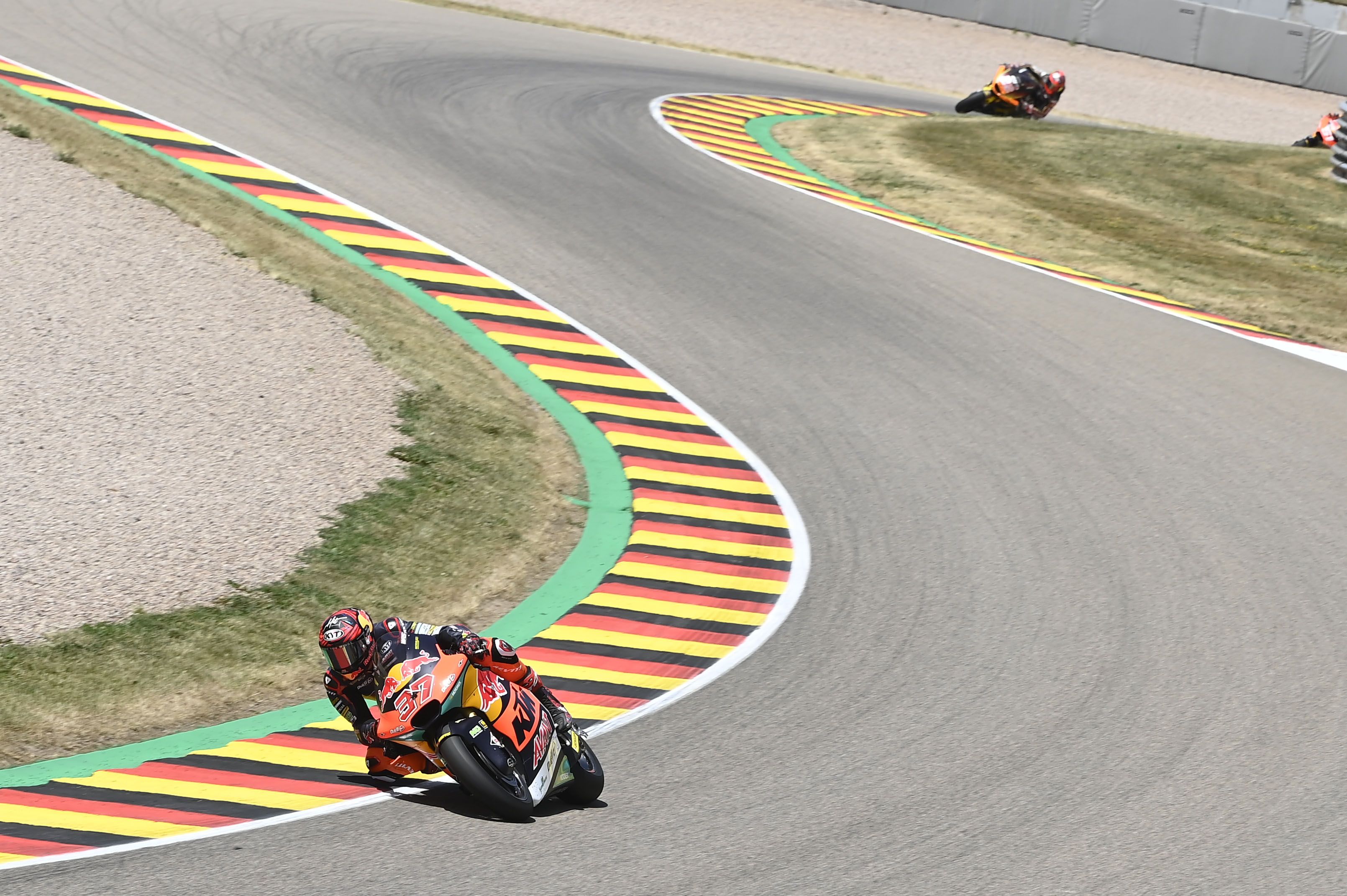 Augusto Fernández se va en solitario rumbo al triunfo, Moto2 Sachsenring 2022