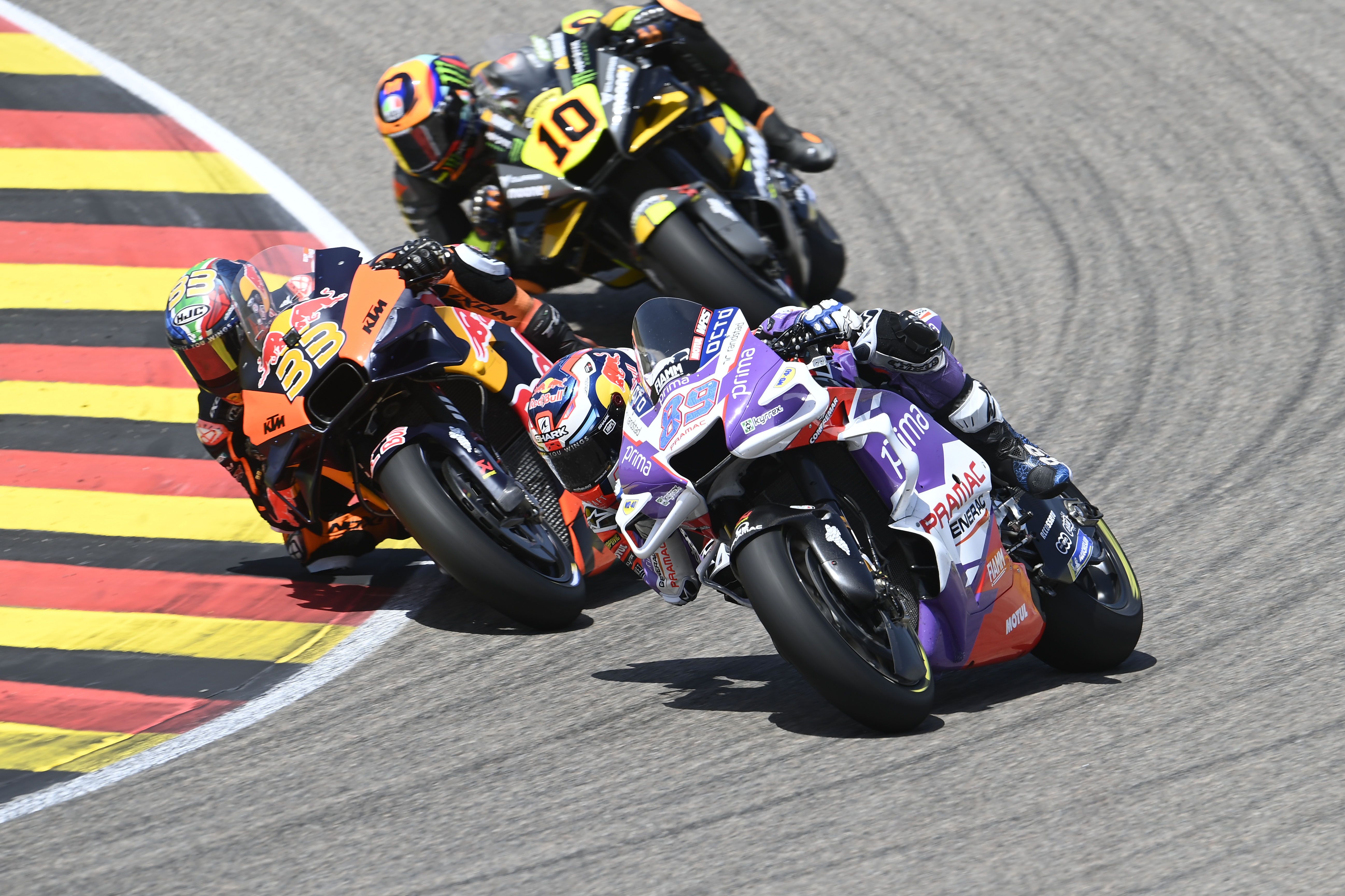 Brad Binder se mete a Jorge Martín en presencia de Luca Marini, MotoGP Sachsenring 2022