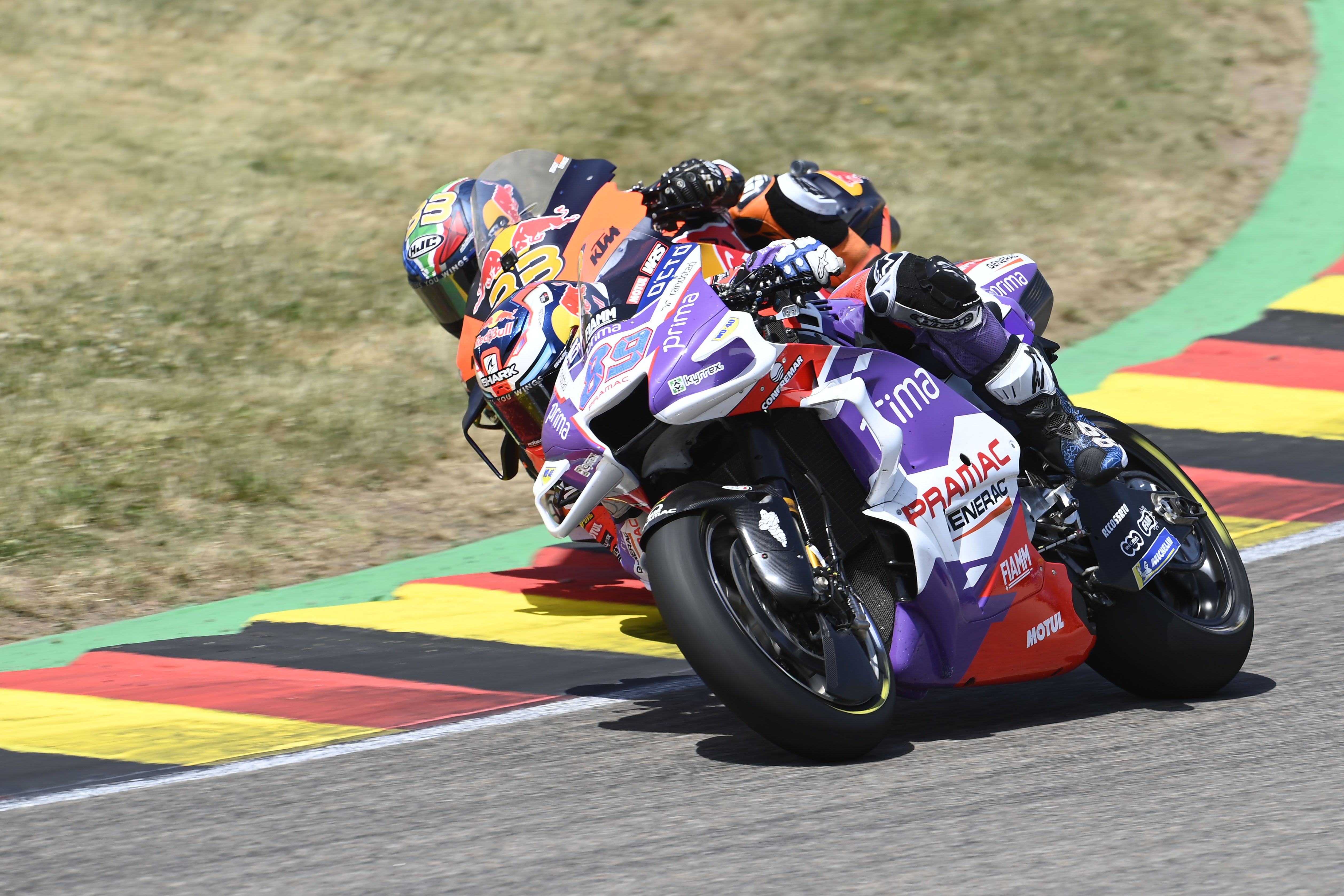 Brad Binder se mete por dentro a Jorge Martín, MotoGP Sachsenring 2022