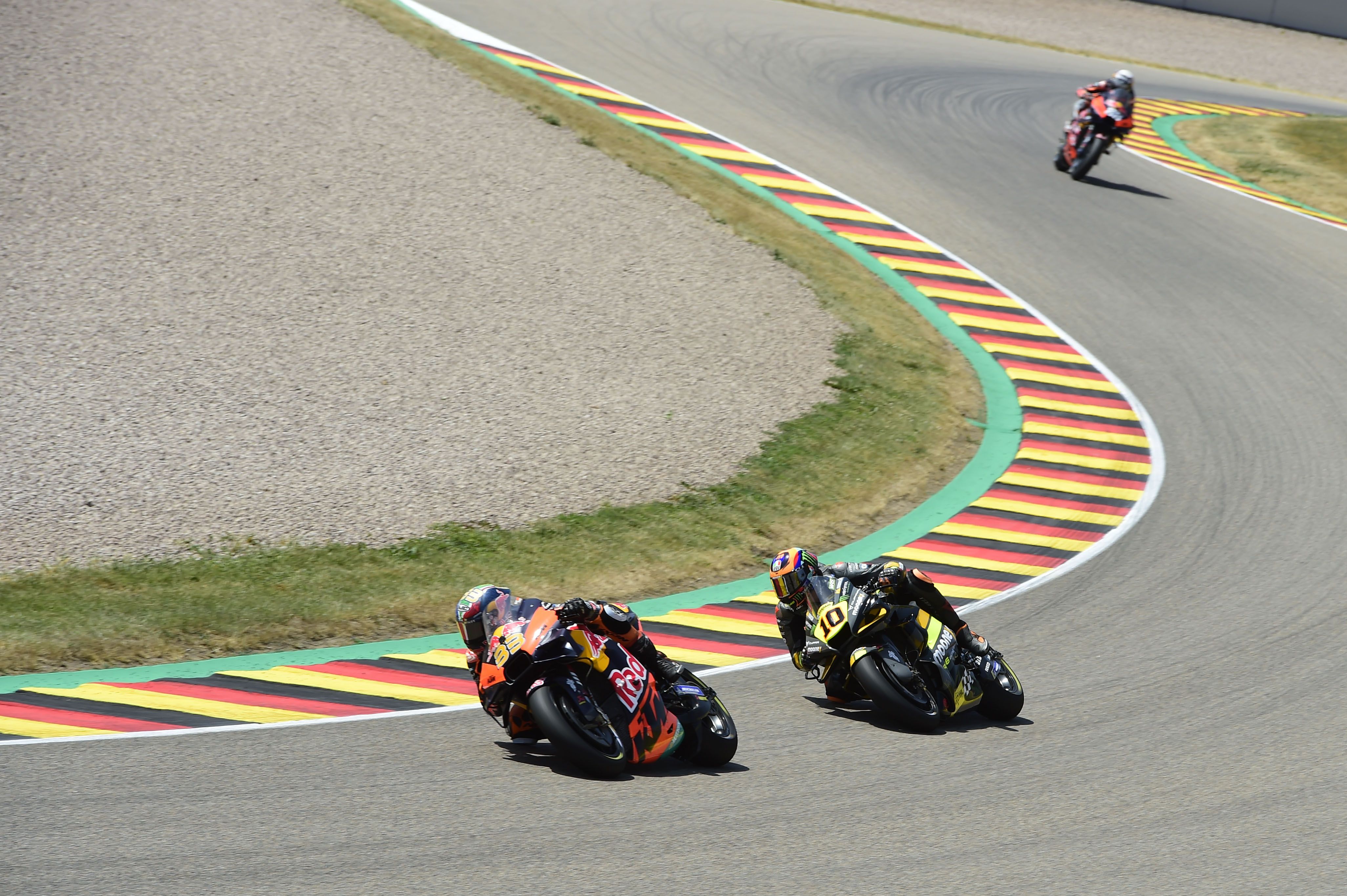 Brad Binder y Luca Marini seguidos en la distancia por Miguel Oliveira, MotoGP Sachsenring 2022