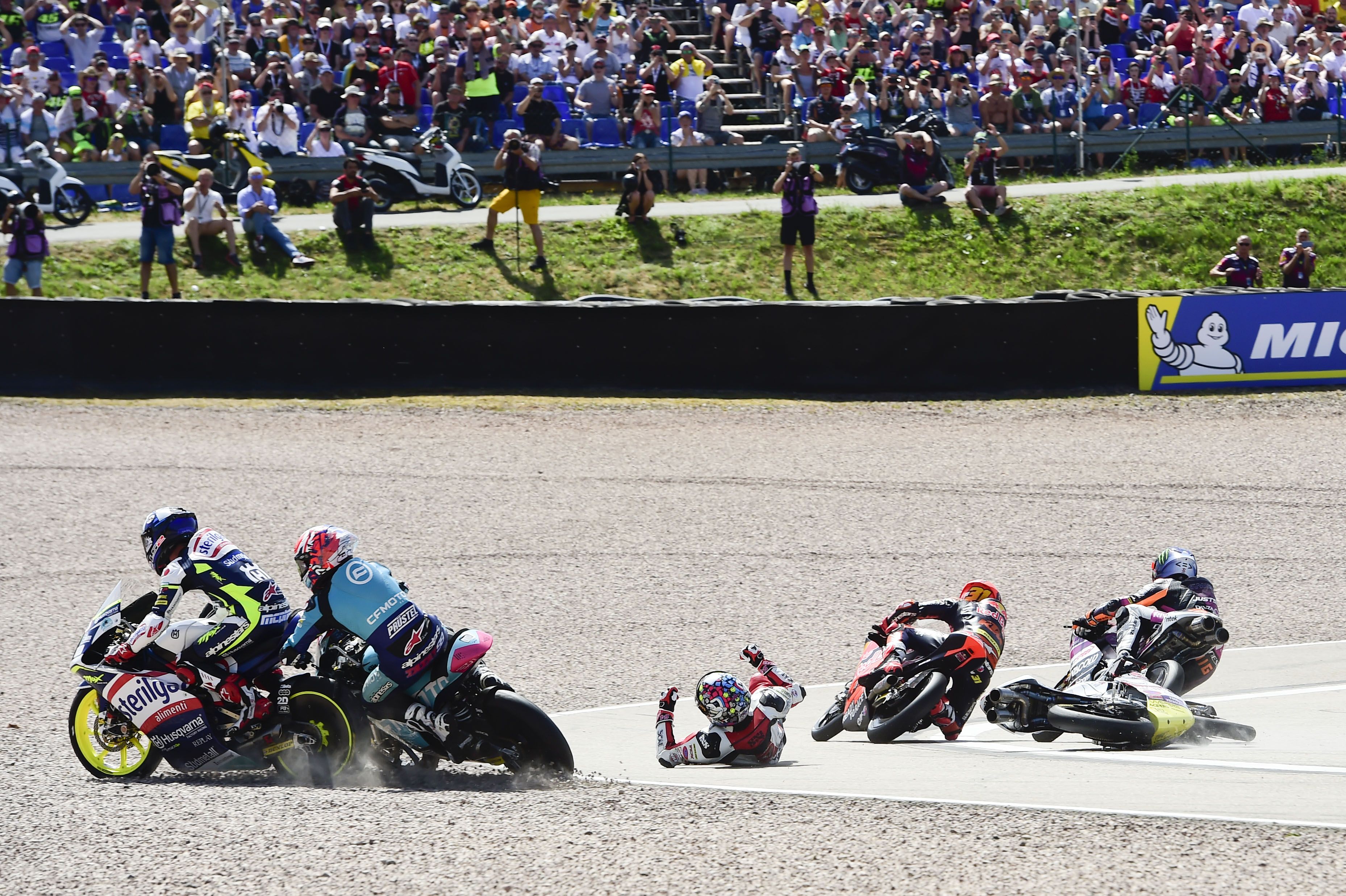 Carlos Tatay se cae y John McPhee se va largo con Riccardo Rossi ya en el suelo, Moto3 Sachsenring 2022
