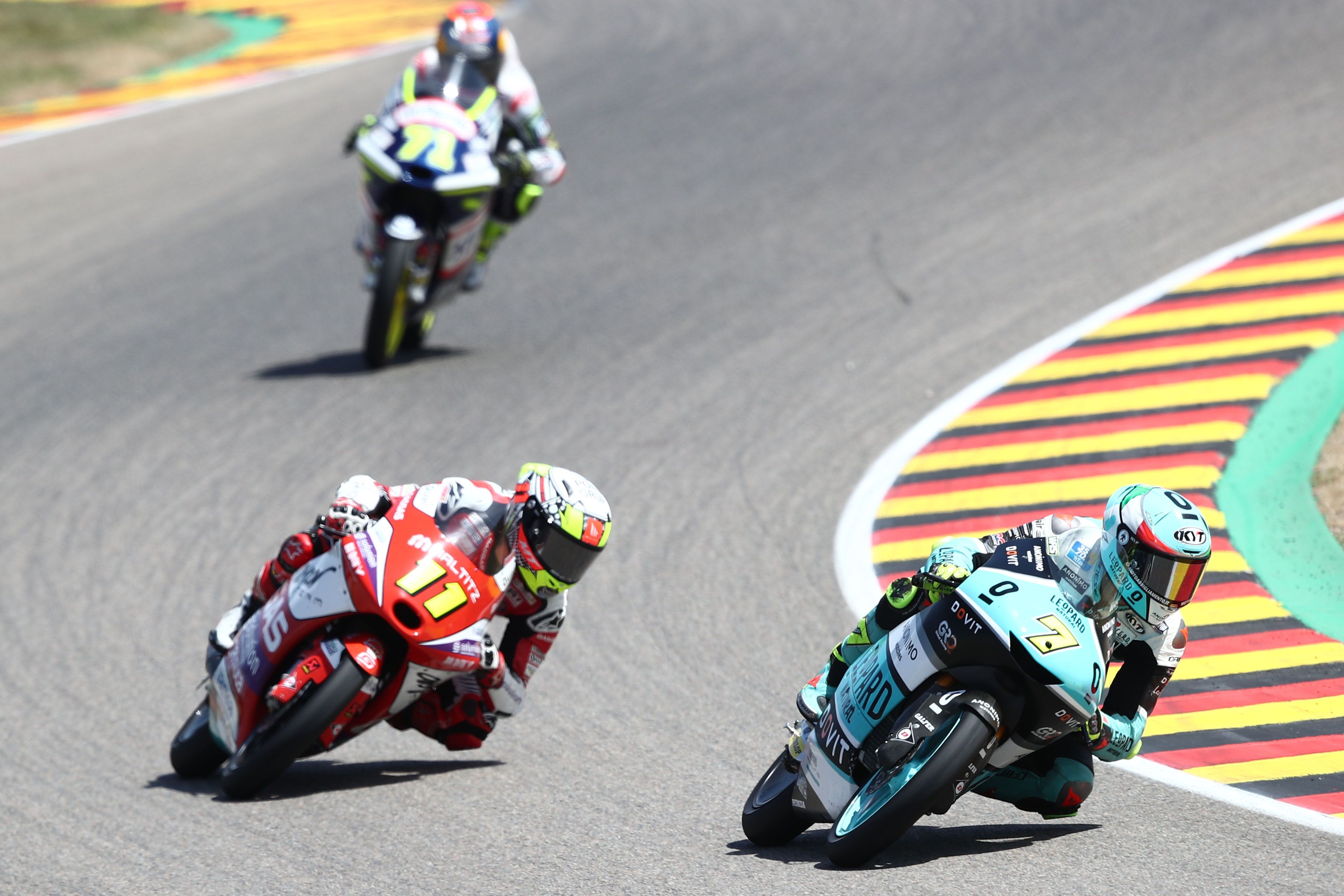 Dennis Foggia y Sergio García dejan atrás a Ayumu Sasaki, Moto3 Sachsenring 2022