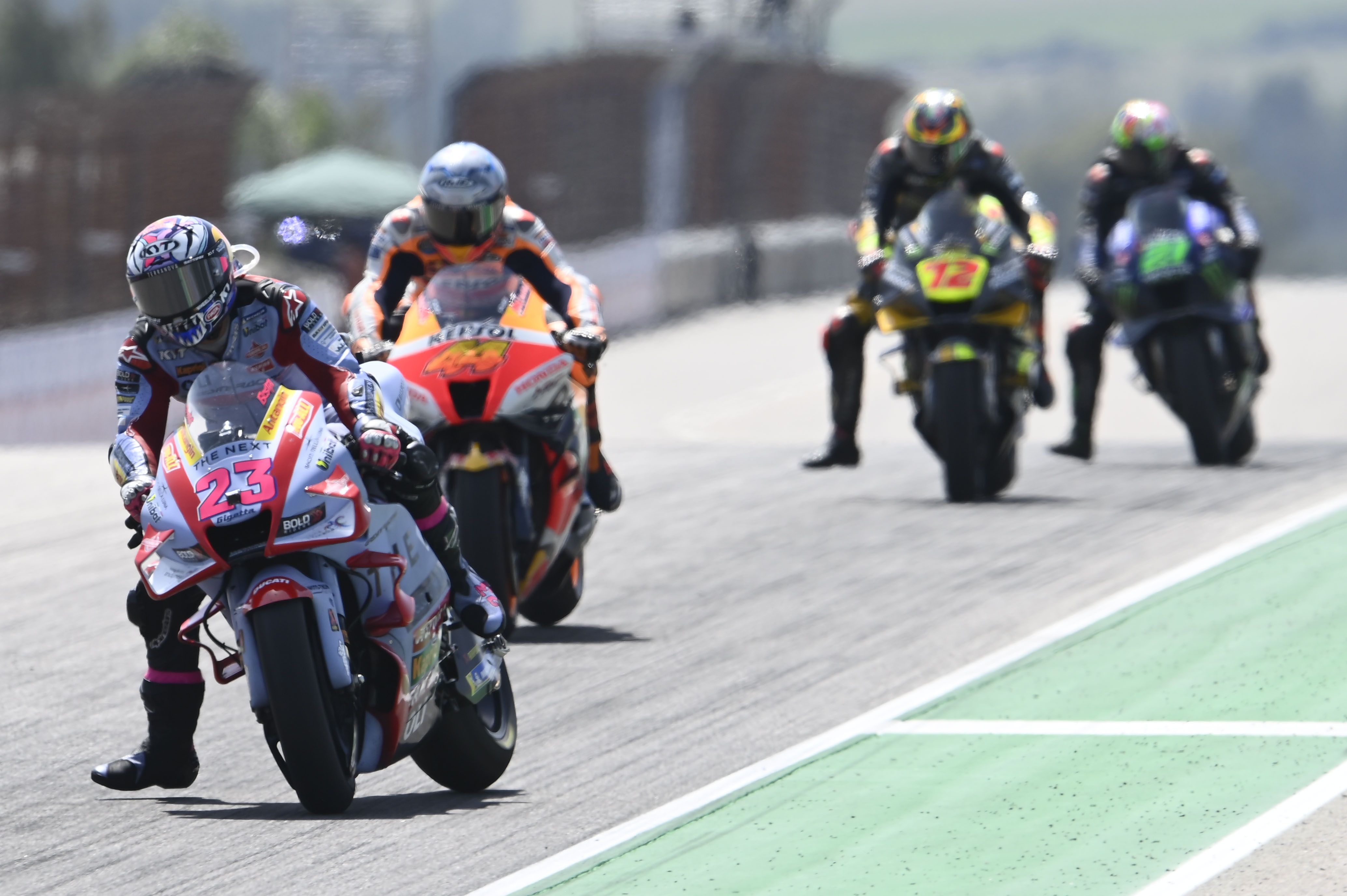 Enea Bastianini frenando ante Pol Espargaró, Marco Bezzecchi y Franco Morbidelli, MotoGP Sachsenring 2022