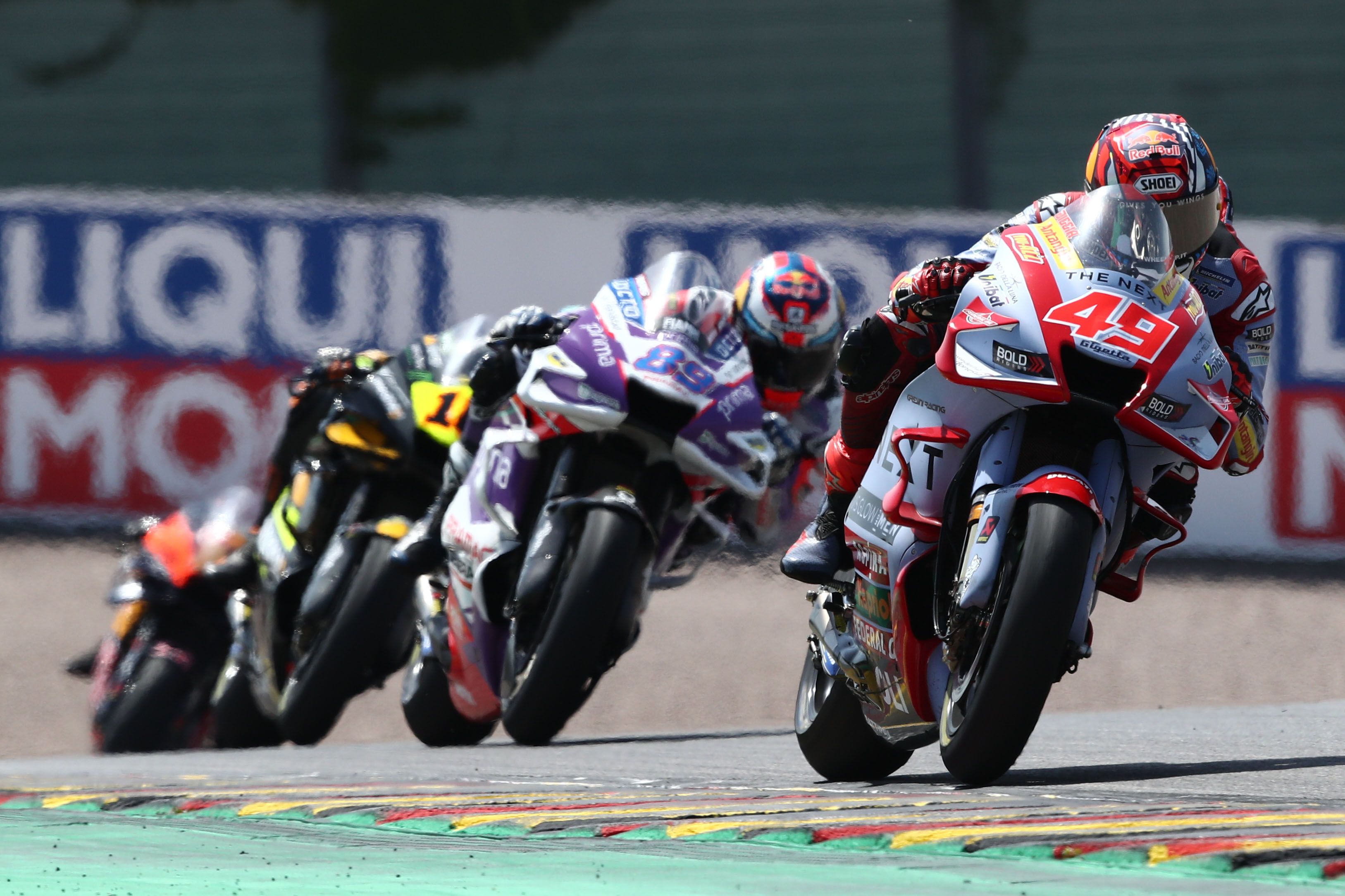 Fabio Di Giannantonio seguido por Jorge Martín y Luca Marini, MotoGP Sachsenring 2022