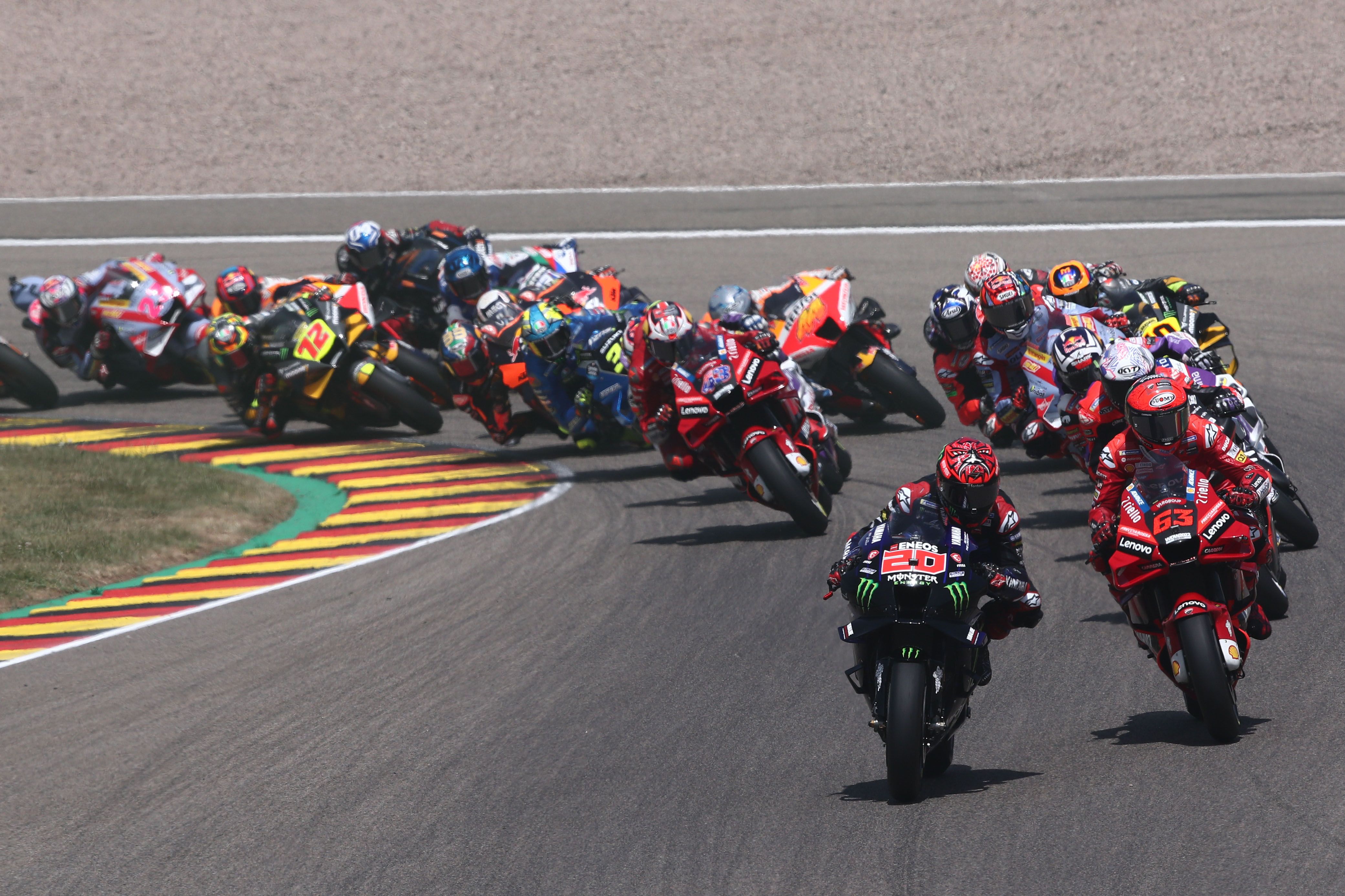 Fabio Quartararo comanda en la salida ante Pecco Bagnaia, MotoGP Sachsenring 2022