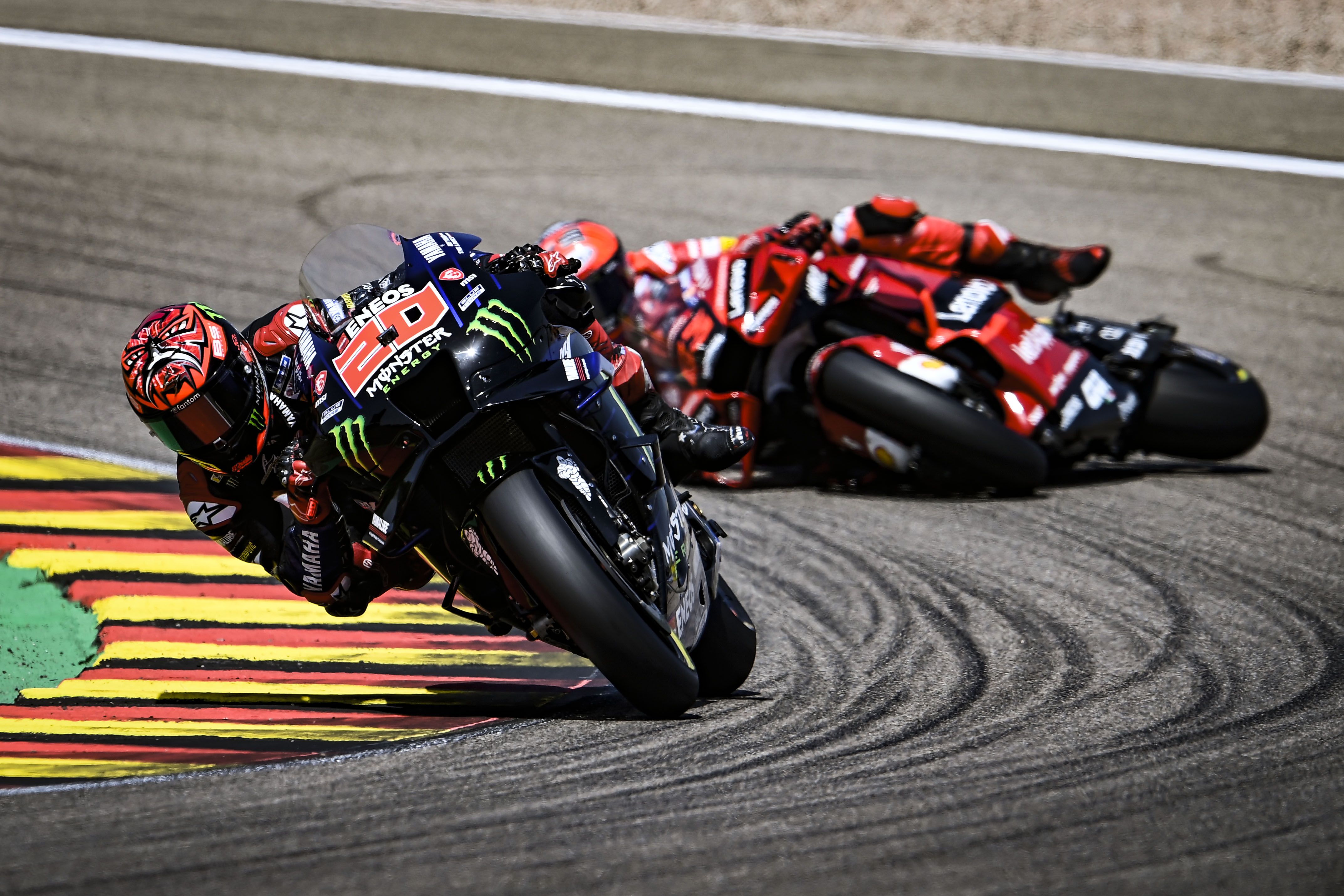 Fabio Quartararo con Pecco Bagnaia cayendo detrás, MotoGP Sachsenring 2022