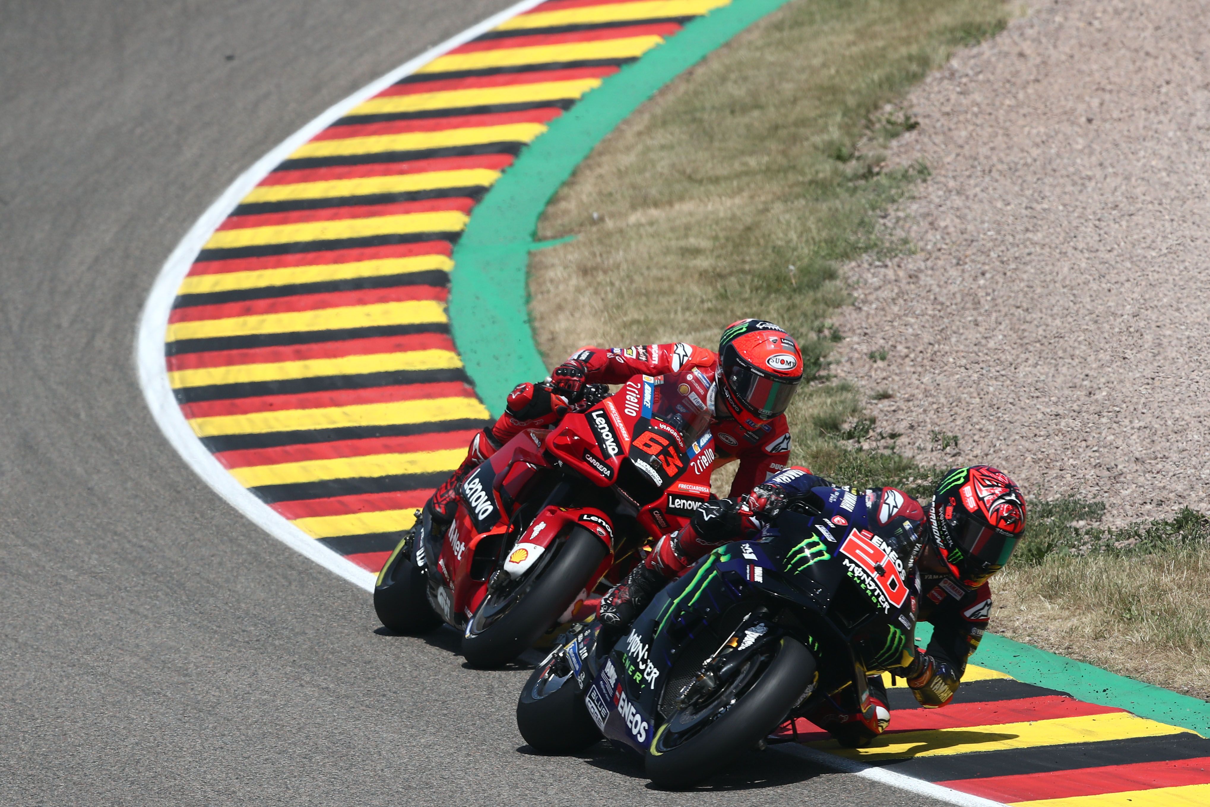 Fabio Quartararo con Pecco Bagnaia totalmente pegado, MotoGP Sachsenring 2022