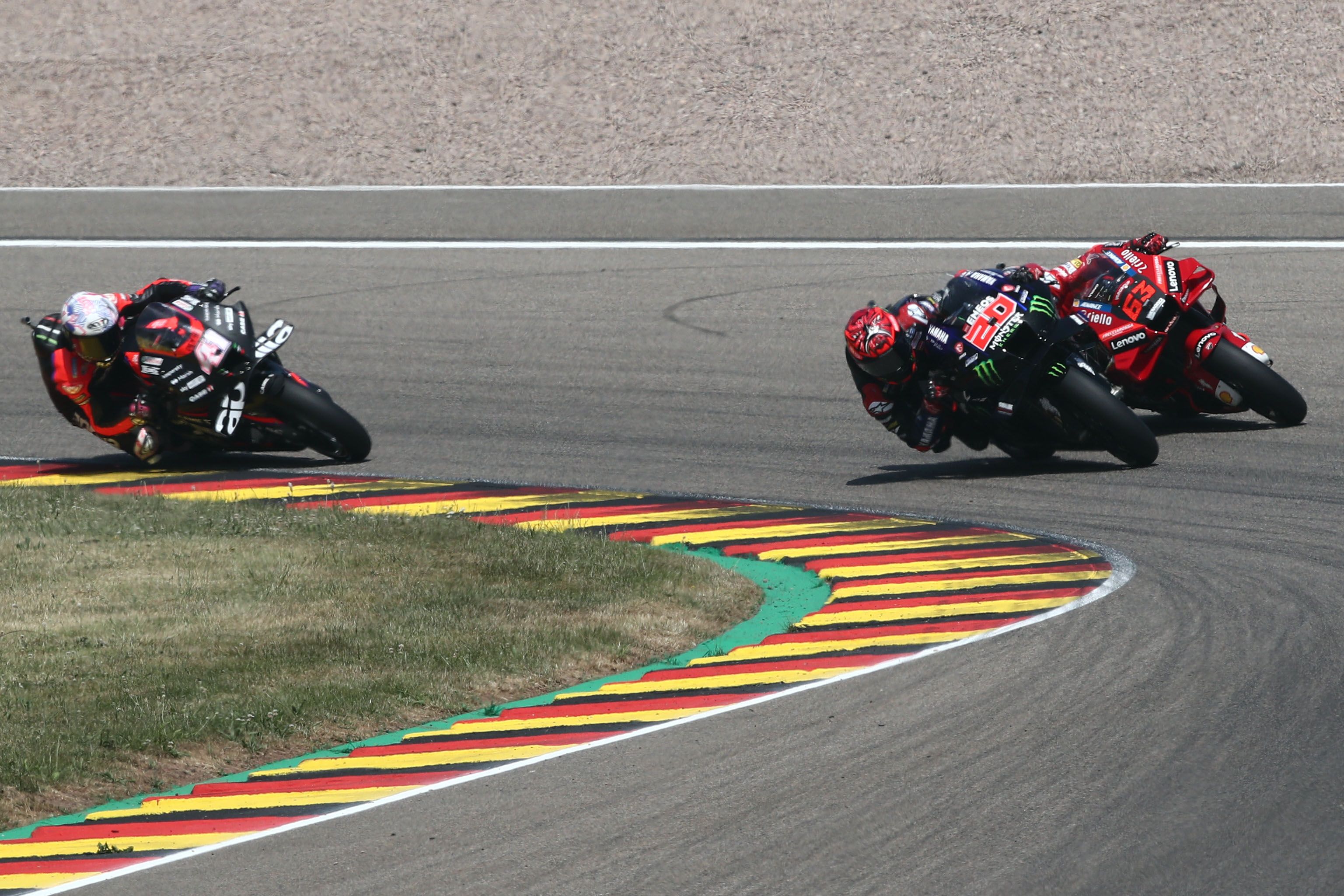 Fabio Quartararo gana el interior a Pecco Bagnaia en presencia de Aleix Espargaró, MotoGP Sachsenring 2022