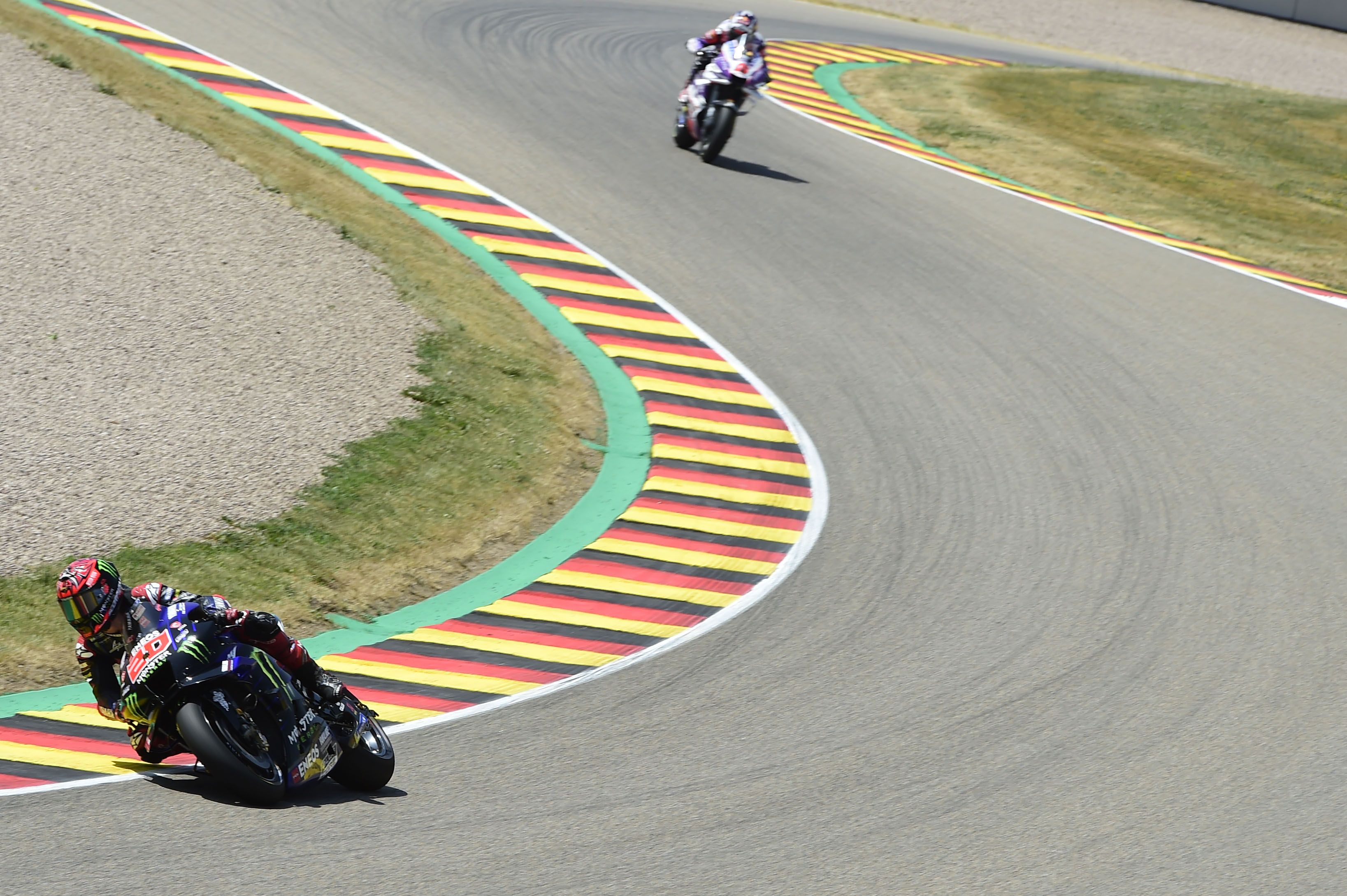 Fabio Quartararo seguido en la distancia por Johann Zarco, MotoGP Sachsenring 2022