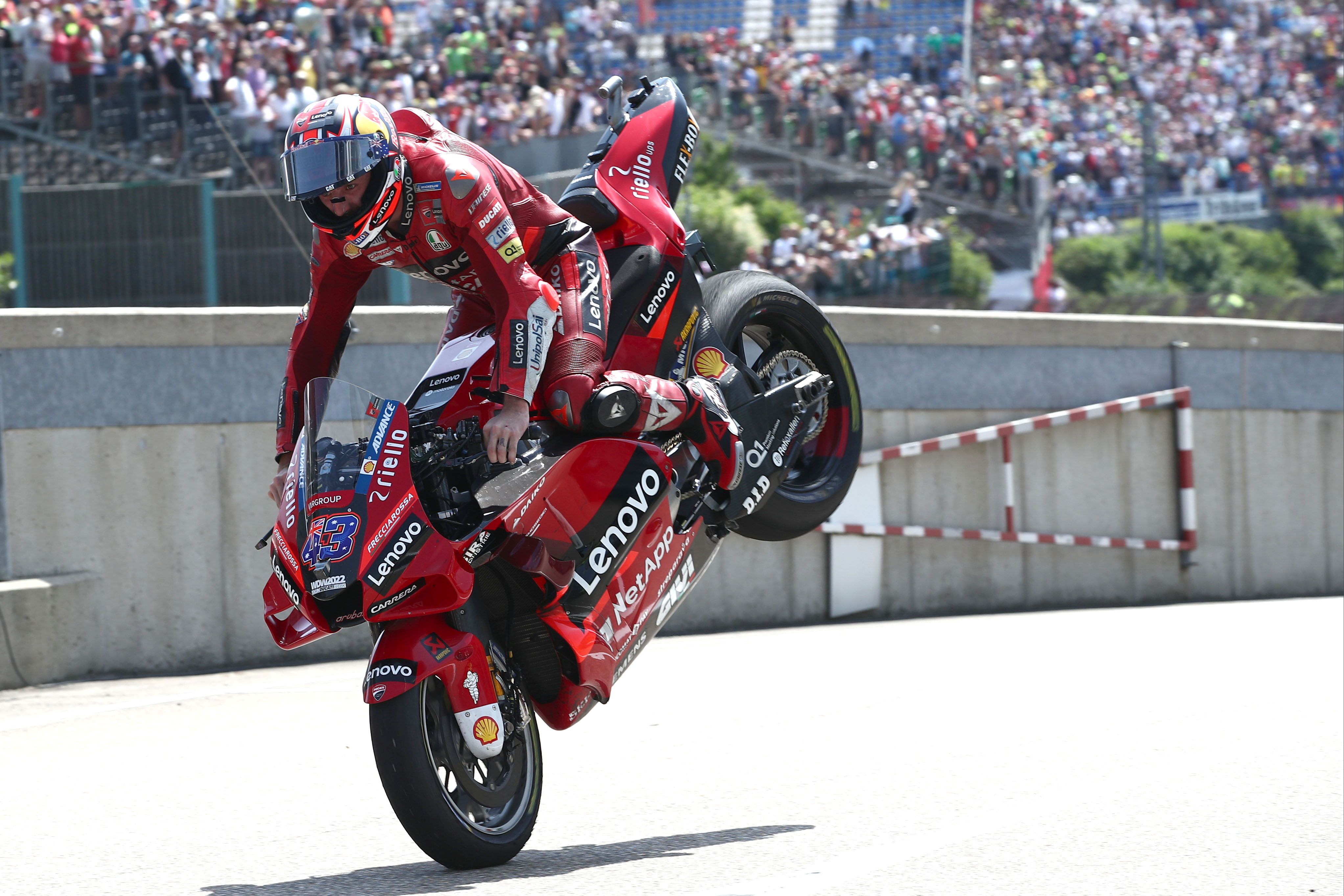 Jack Miller celebra su podio con su típico invertido, MotoGP Sachsenring 2022