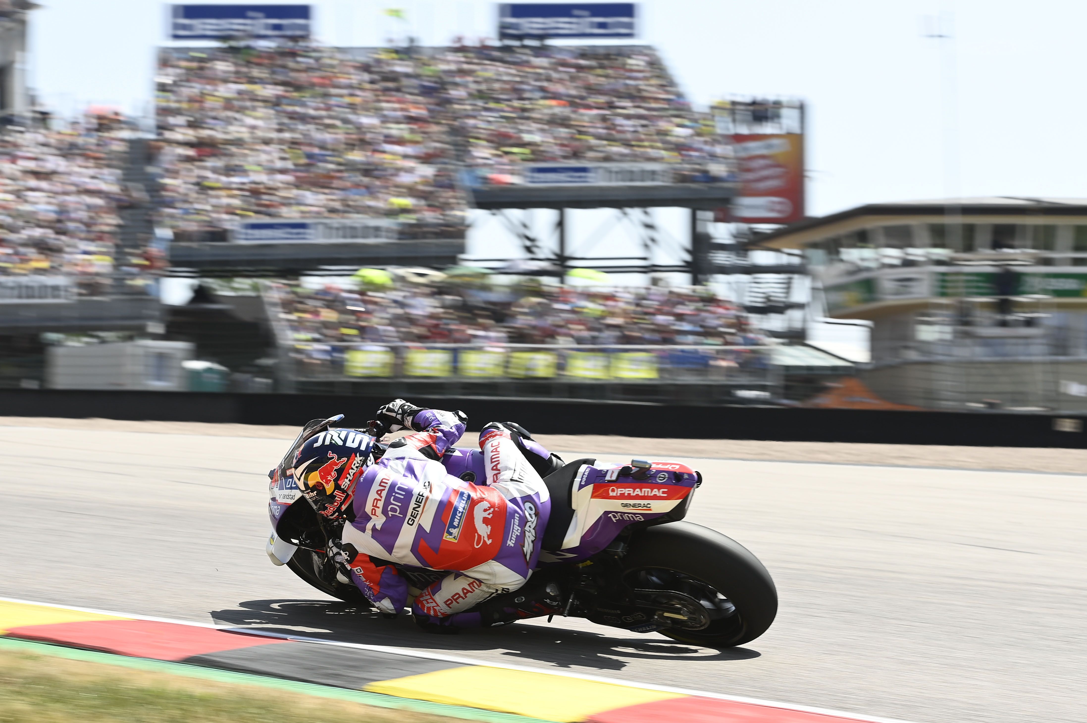 Johann Zarco negociando una curva, MotoGP Sachsenring 2022