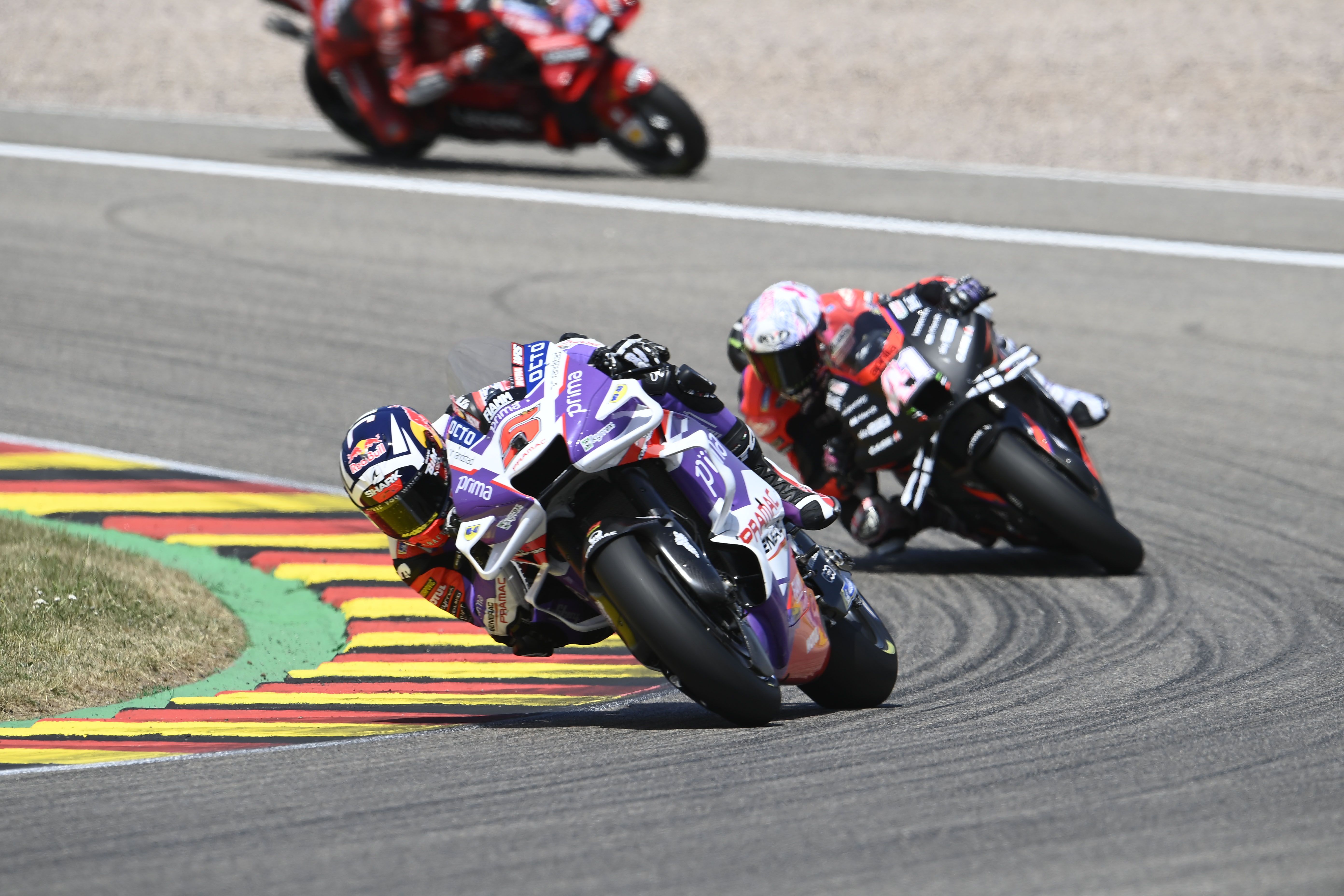 Johann Zarco seguido por Aleix Espargaró mientras Jack Miller cumple la long lap, MotoGP Sachsenring 2022