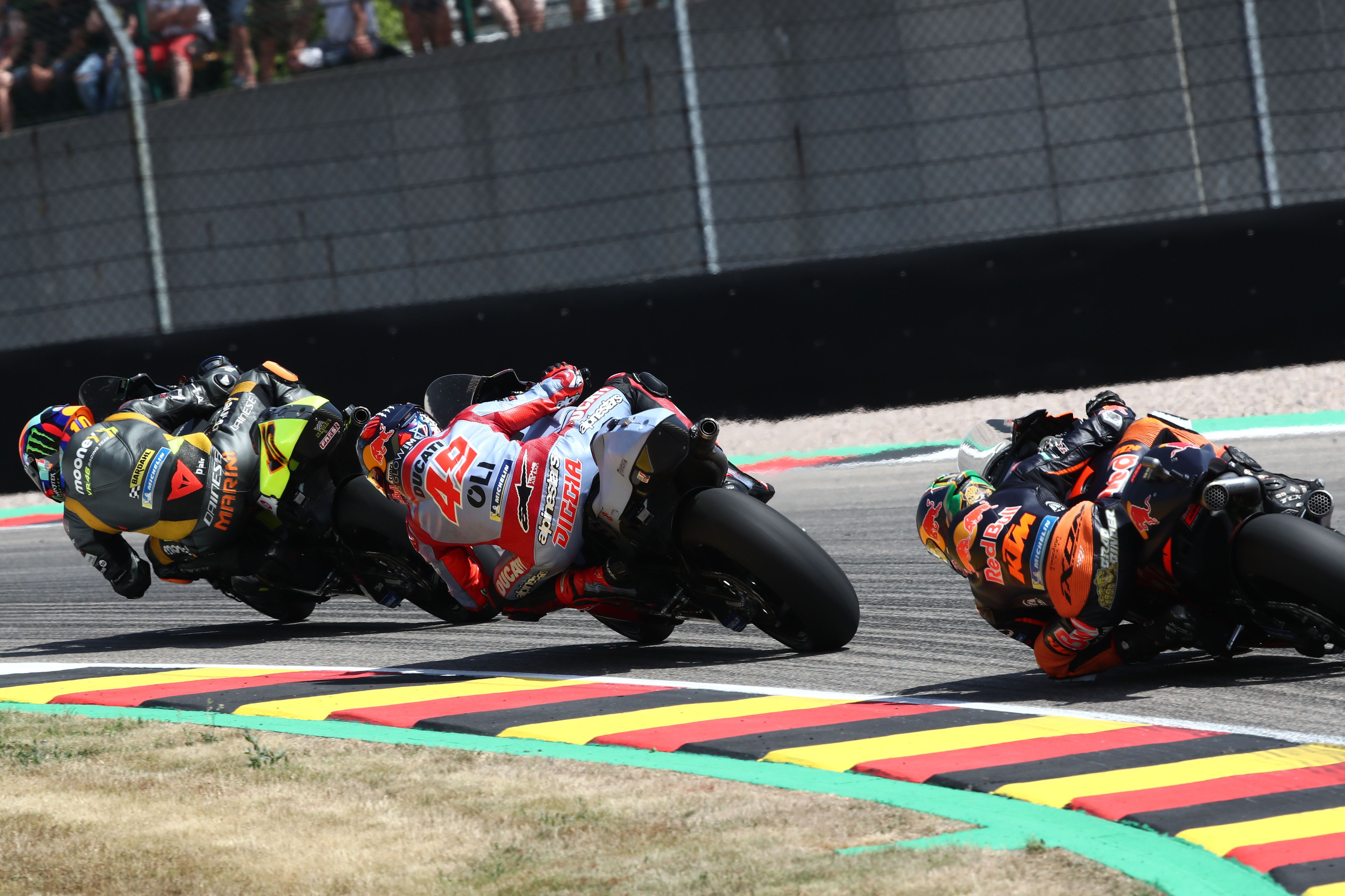 Luca Marini seguido por Fabio Di Giannantonio y Brad Binder, MotoGP Sachsenring 2022