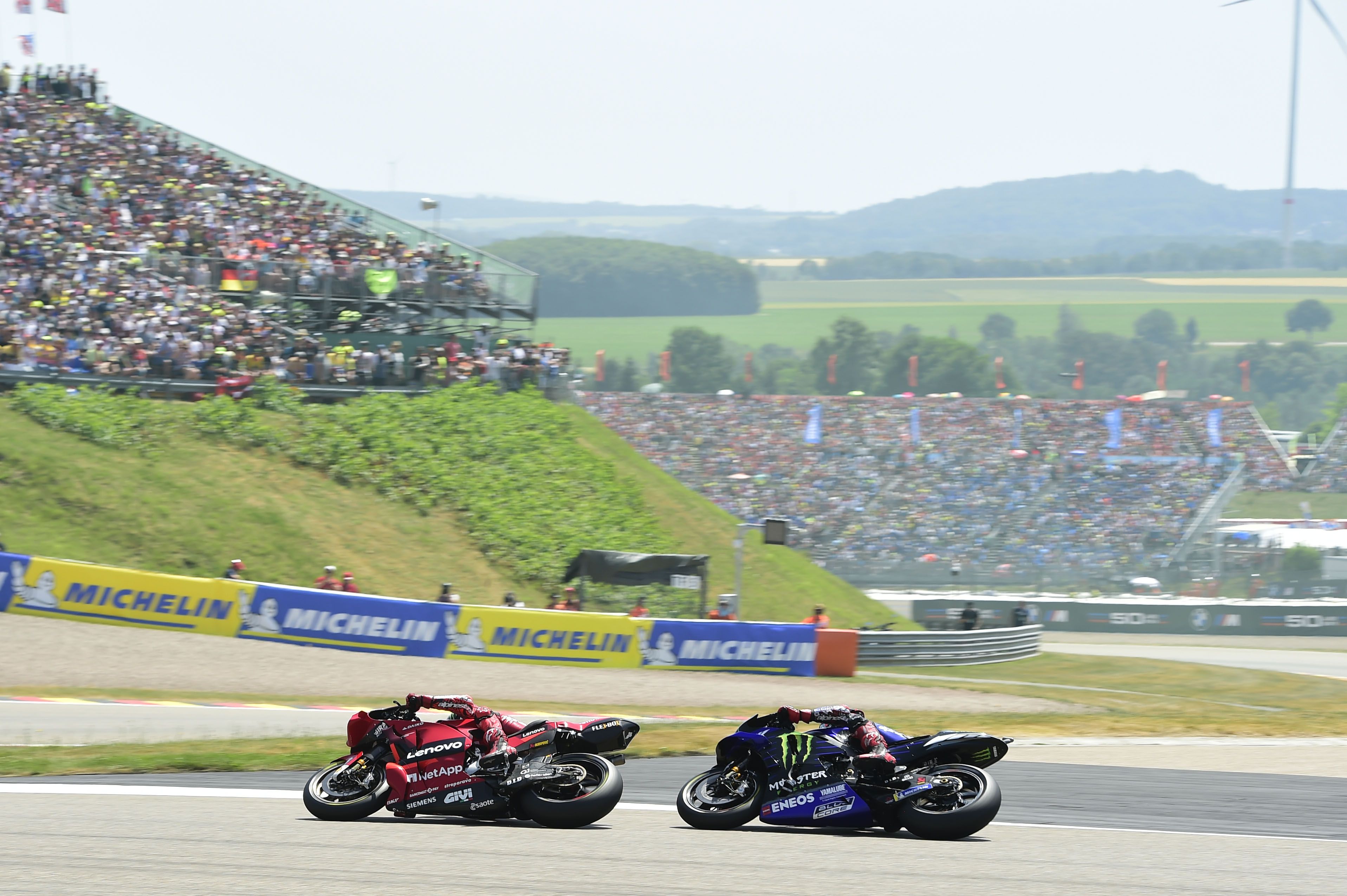 Pecco Bagnaia delante de Fabio Quartararo, MotoGP Sachsenring 2022