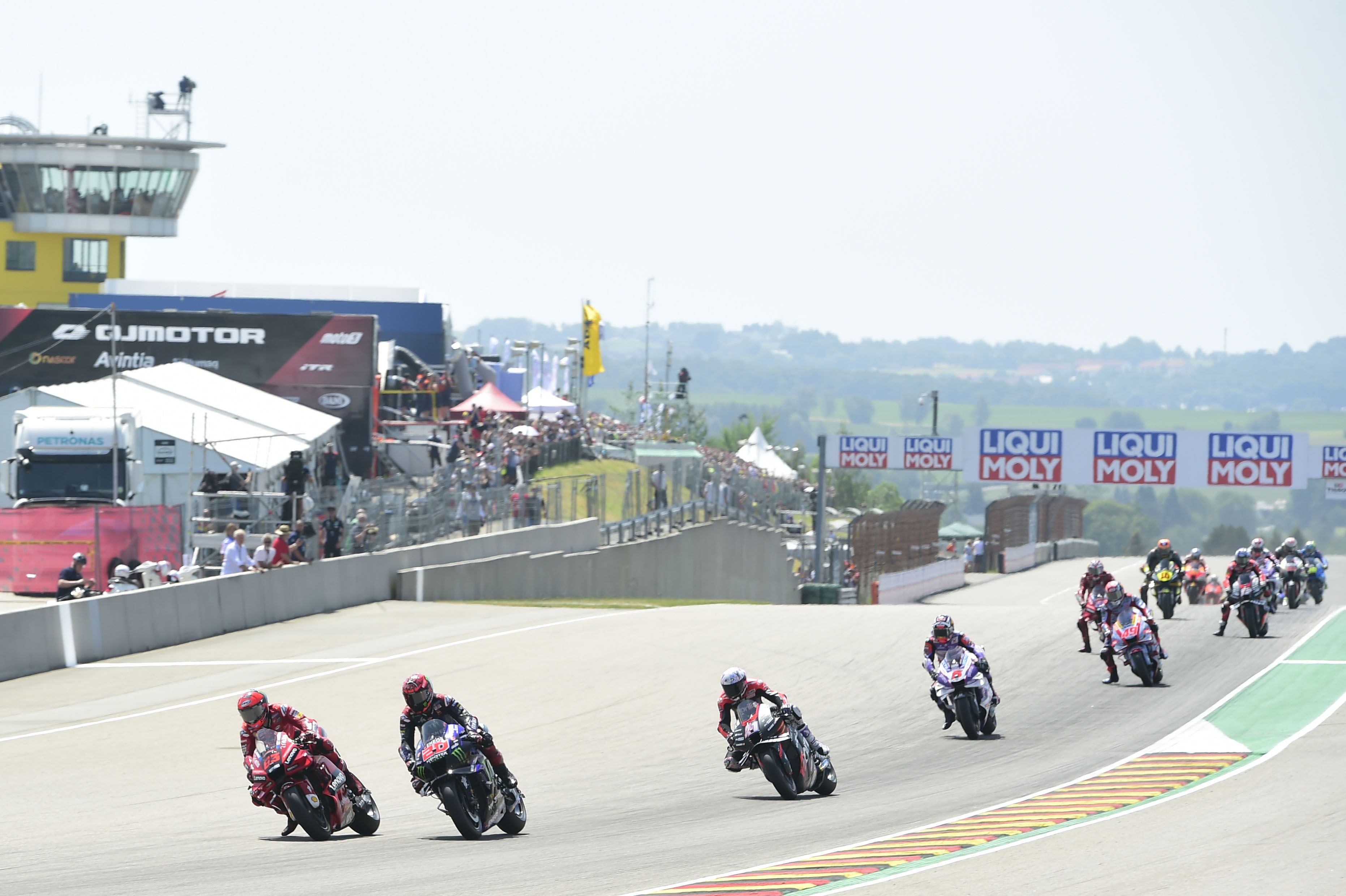 Pecco Bagnaia se lanza al interior de Fabio Quartararo ante Aleix Espargaró y Johann Zarco, MotoGP Sachsenring 2022