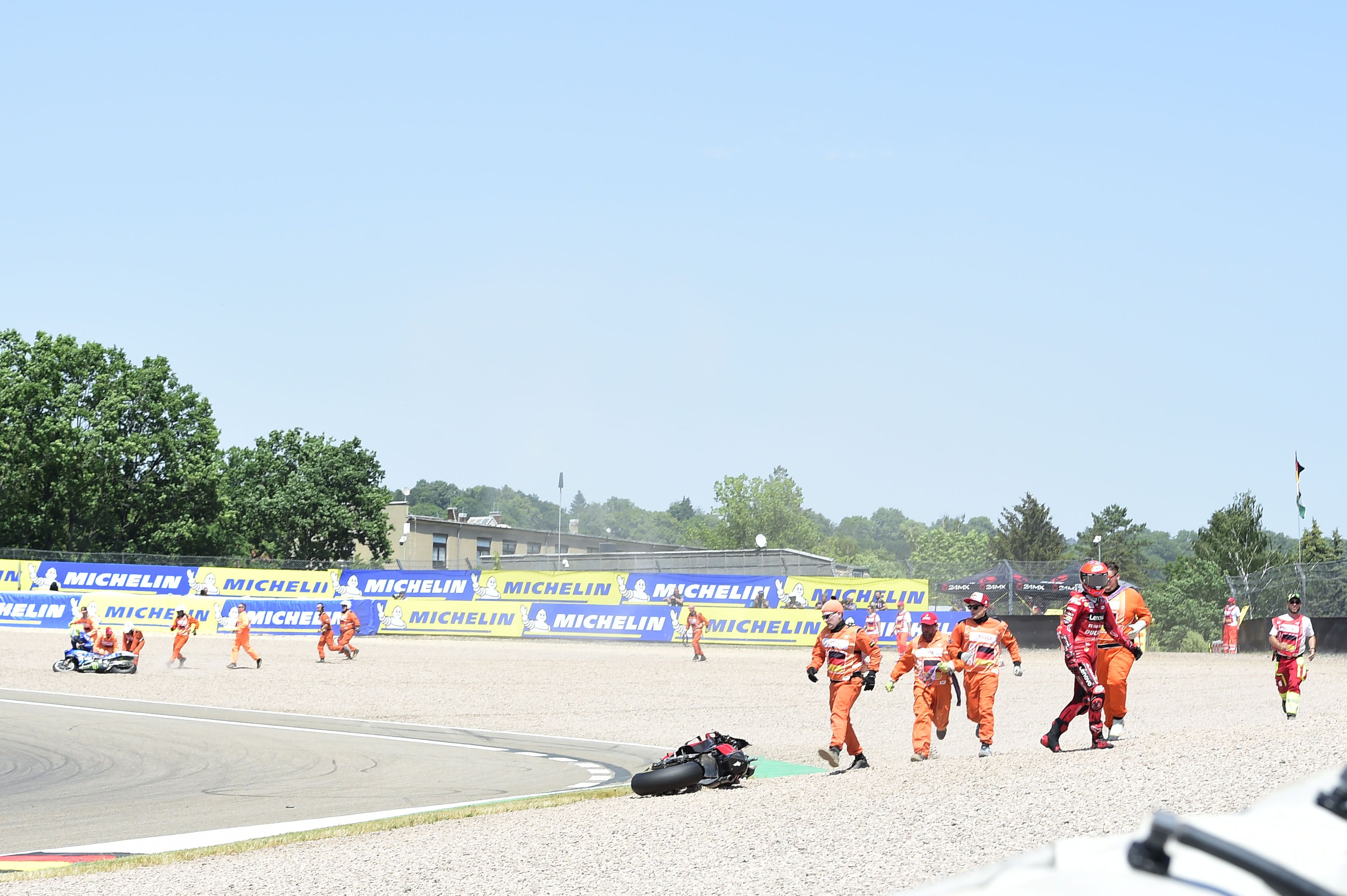 Pecco Bagnaia y Joan Mir tras caerse por separado en el mismo punto, MotoGP Sachsenring 2022