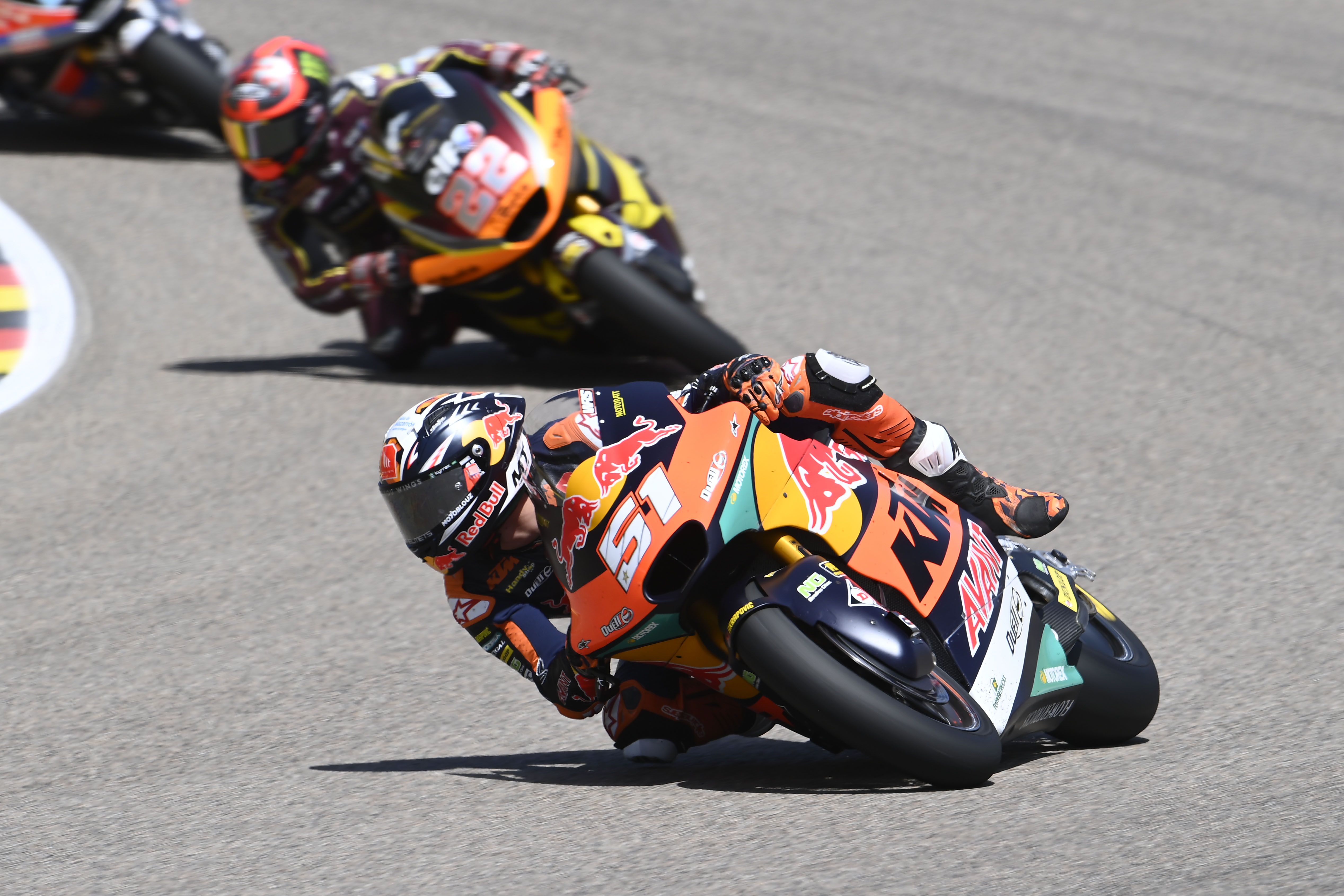Pedro Acosta seguido por Sam Lowes, Moto2 Sachsenring 2022