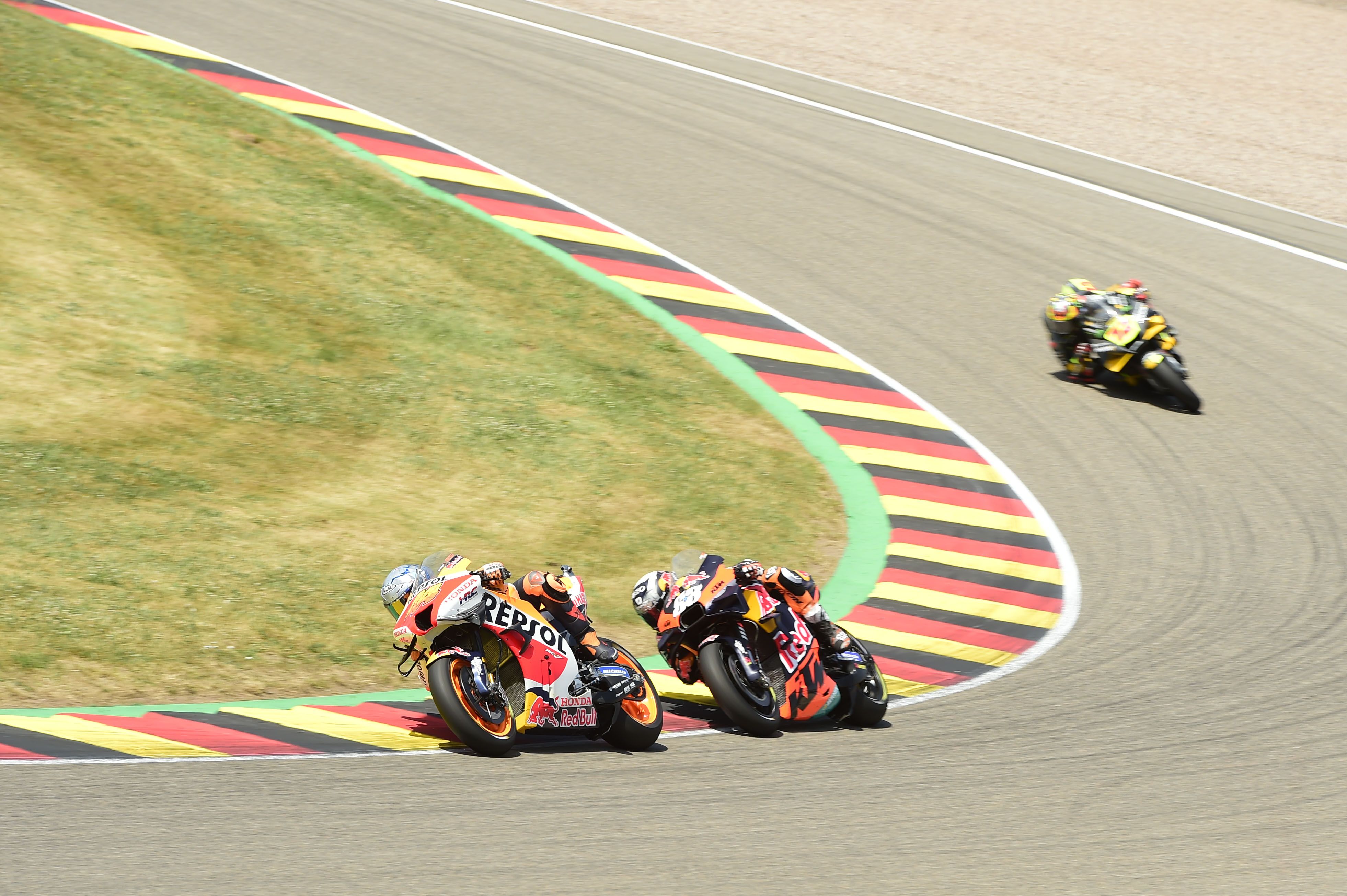 Pol Espargaró con Miguel Oliveira pegado y Marco Bezzecchi detrás, MotoGP Sachsenring 2022