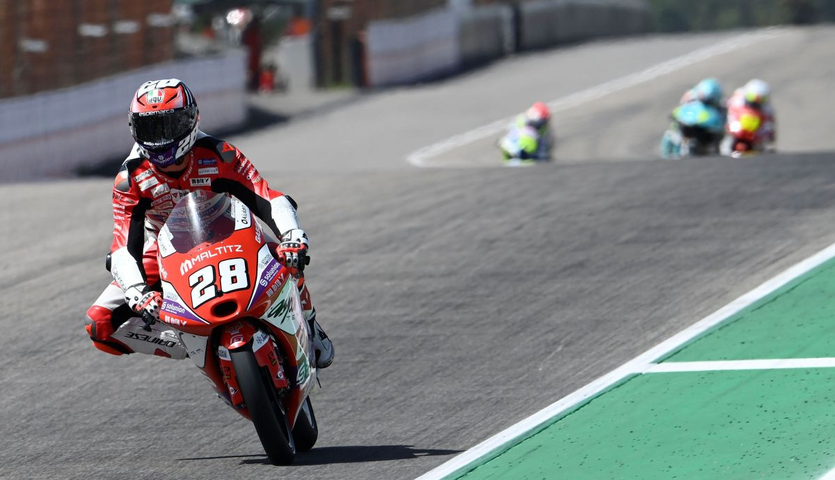 Izan Guevara se escapa en solitario hacia la victoria, Moto3 Sachsenring 2022
