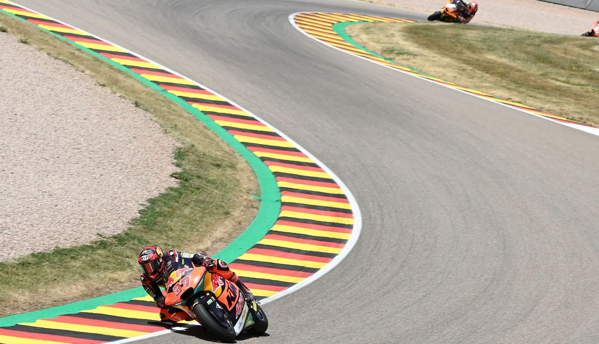 Augusto Fernández se va en solitario rumbo al triunfo, Moto2 Sachsenring 2022