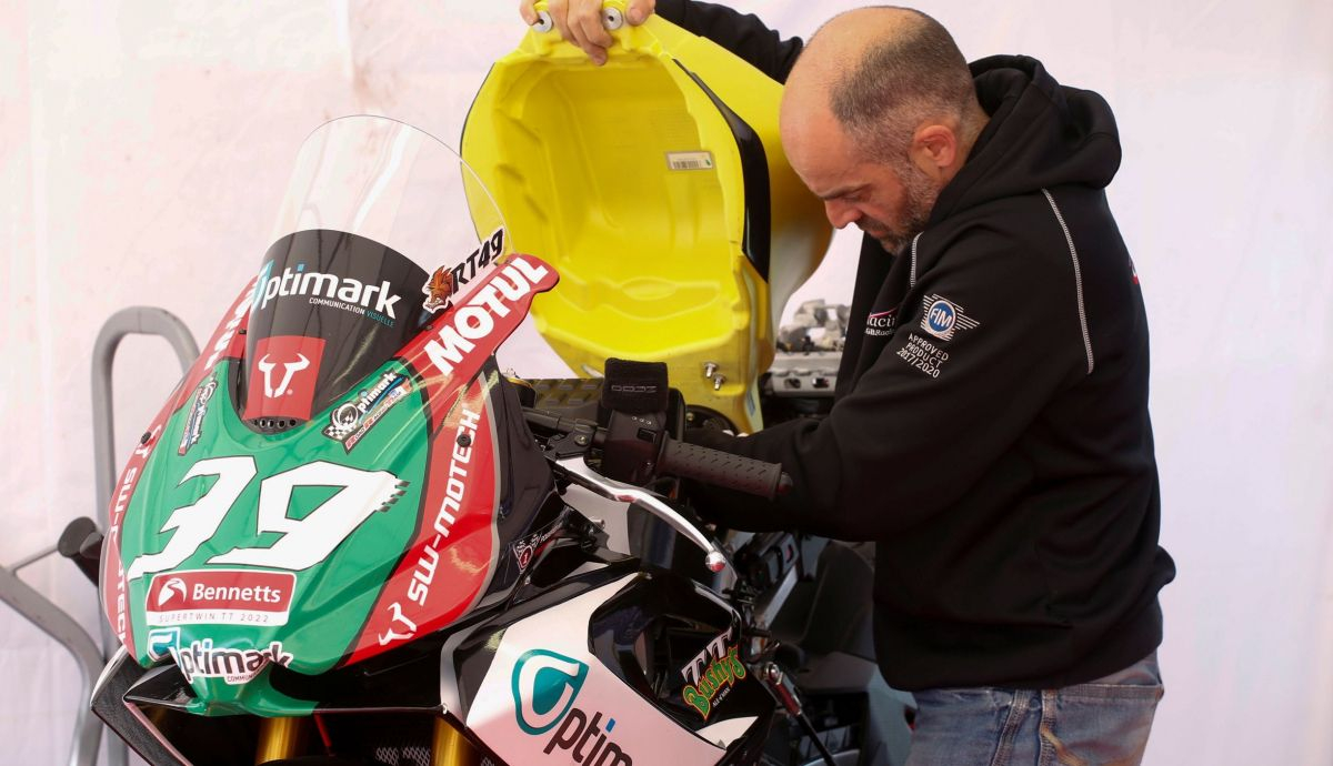 Raül Torras acon la Aprilia RS 660 con la que corrió el TT Supertwin 2022 Raül Torras acon la Aprilia RS 660 con la que corrió el TT Supertwin 2022