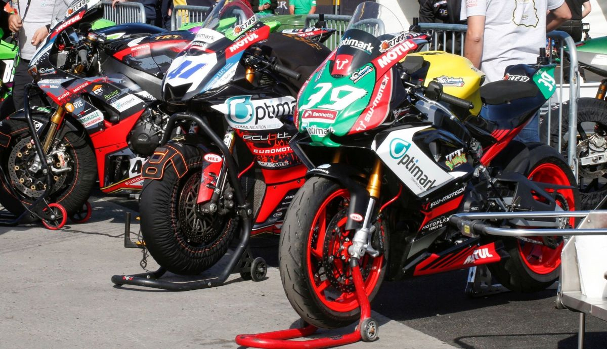 La Aprilia RS 660 junto a la Yamaha YZF R6 y la Honda CBR1000RR R, las motos de Raül Torras en el IOMTT 2022