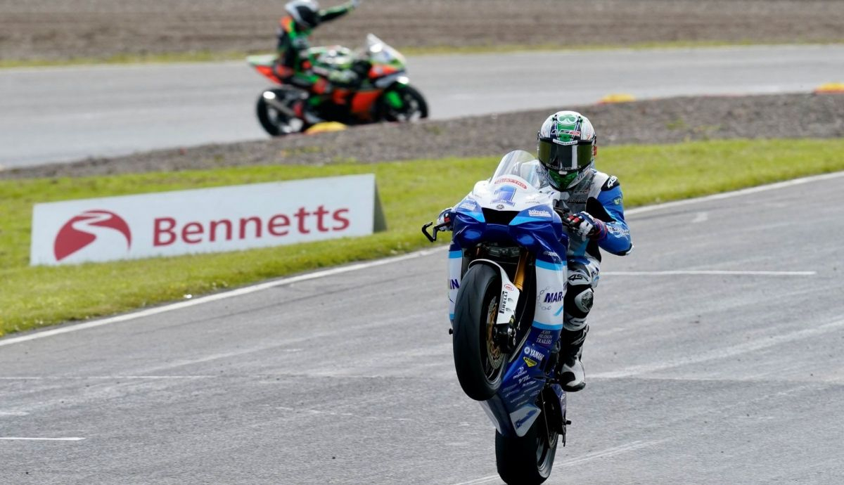 Jack Kennedy festeja la victoria en Knockhill