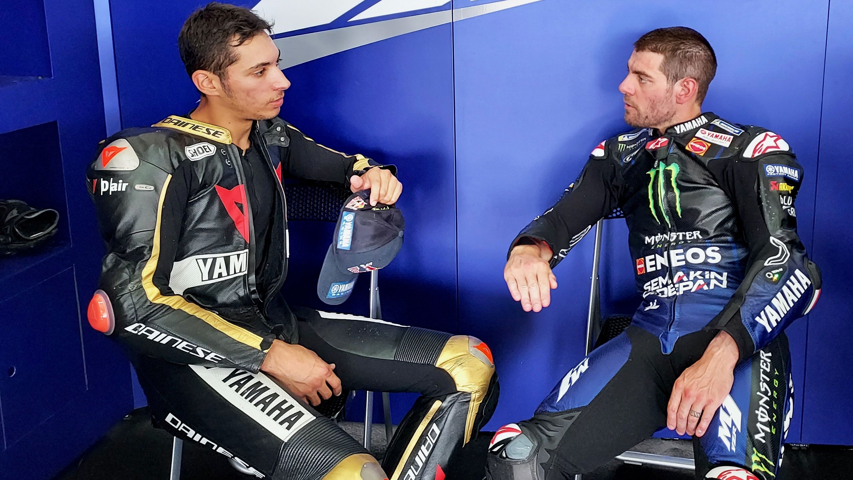 Toprak Razgatlioglu junto a Cal Crutchlow, probador de Yamaha en MotoGP