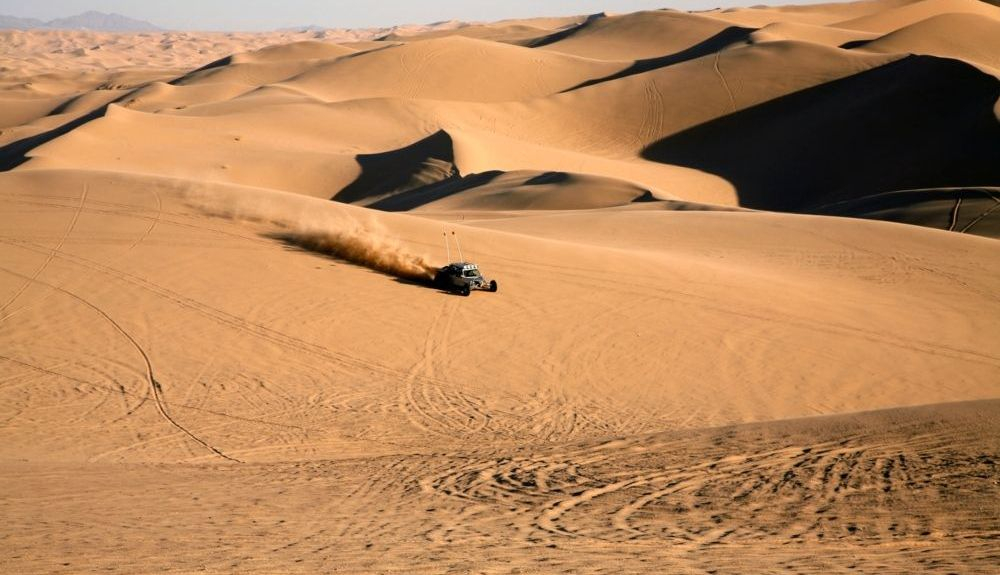 Un buggy por el desierto, como el pilotado por Jutta Kleinschmidt en el Dakar. Fuente: iStock.com/ constantgardener