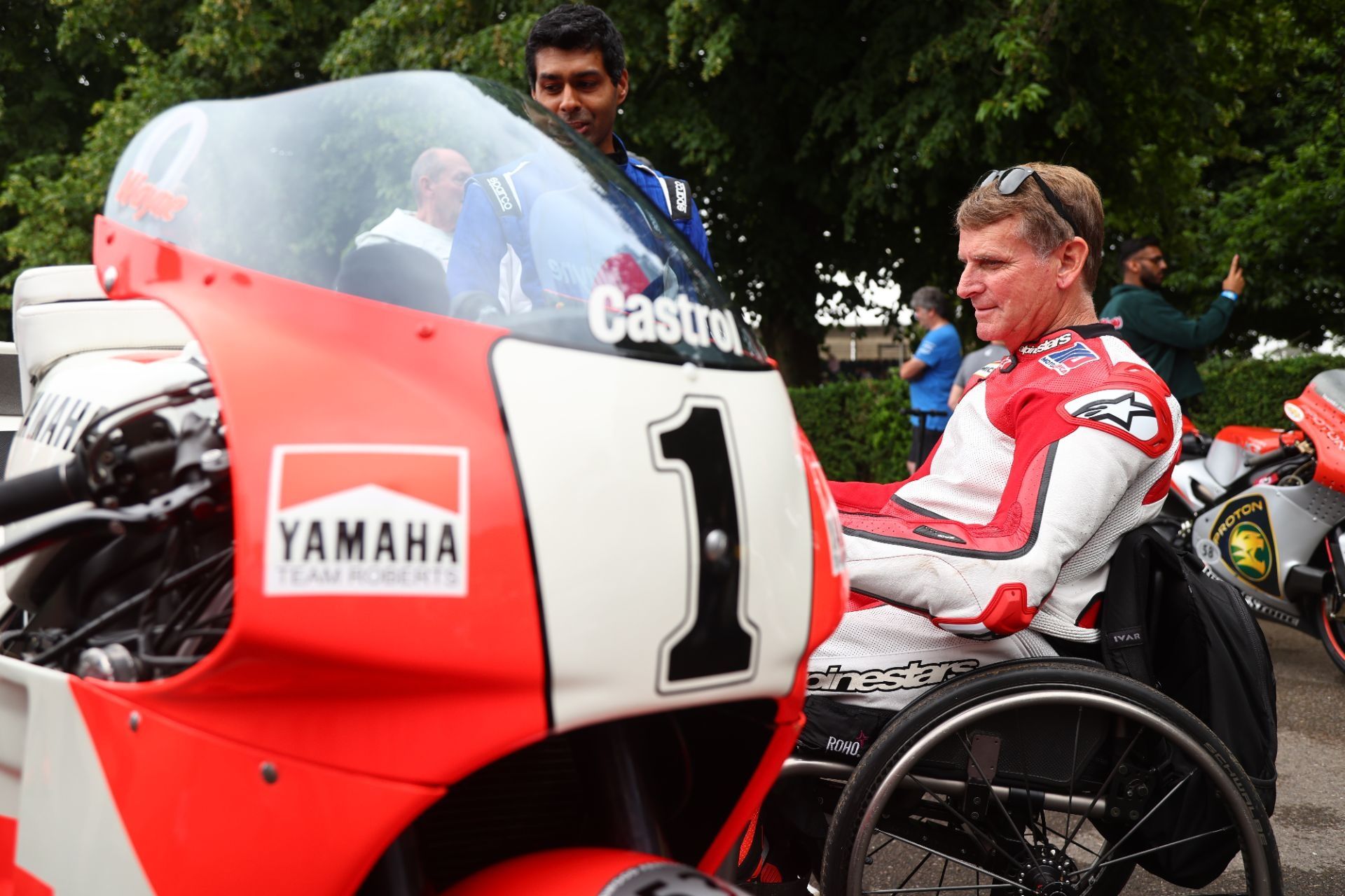 Wayne Rainey con la Yamaha YZR500 en el Goodwood FOS 2022 foto 03