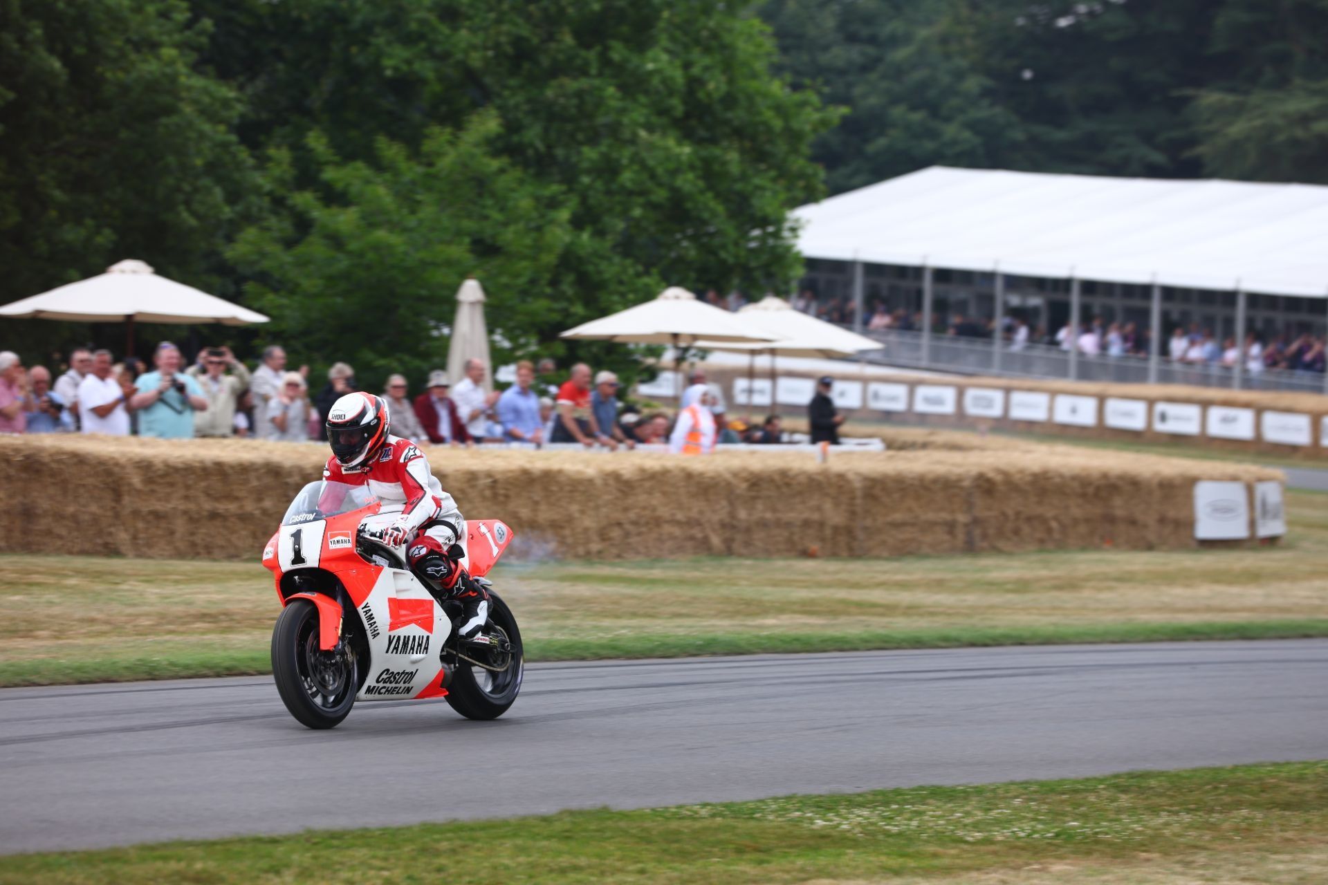 Wayne Rainey con la Yamaha YZR500 en el Goodwood FOS 2022 foto 10