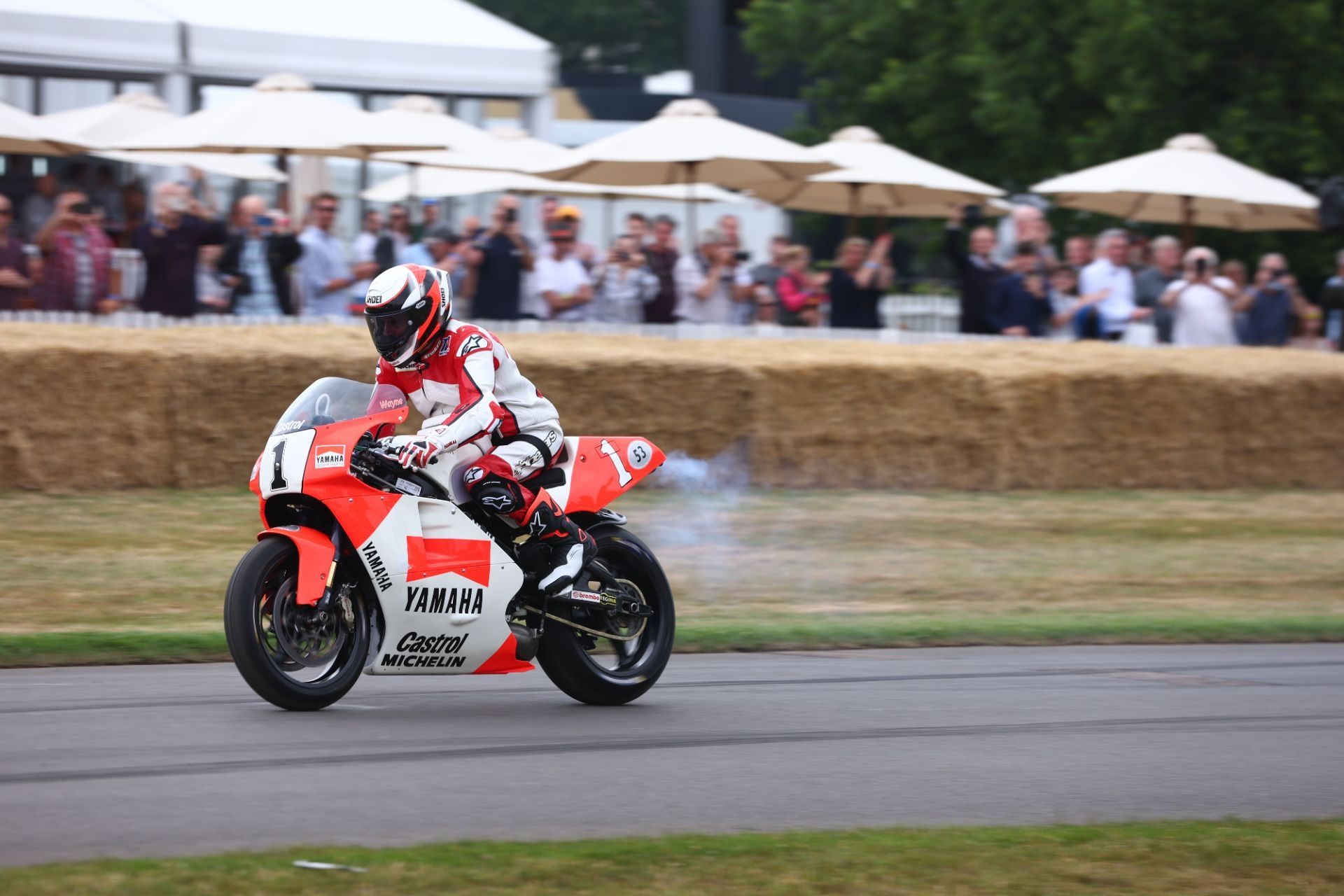 Wayne Rainey con la Yamaha YZR500 en el Goodwood FOS 2022 foto 25