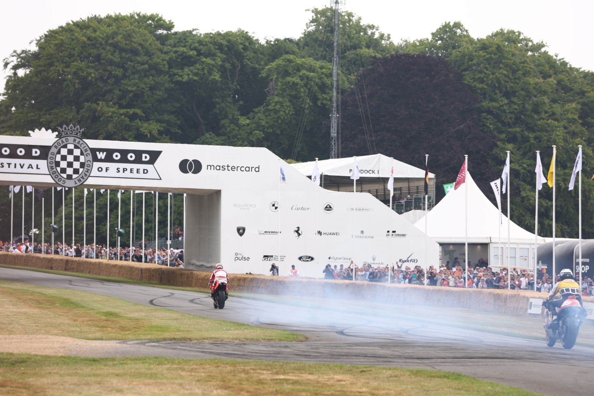 Wayne Rainey con la Yamaha YZR500 en el Goodwood FOS 2022 foto 26