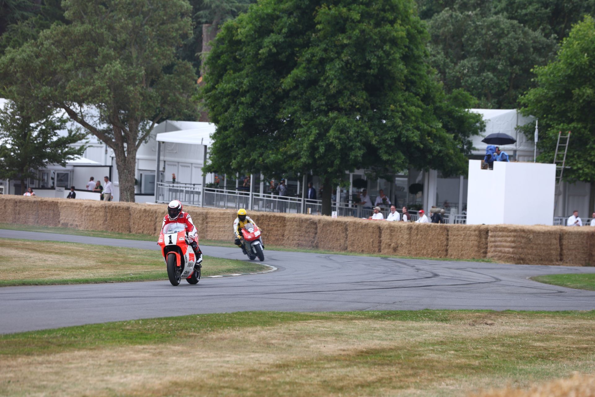 Wayne Rainey con la Yamaha YZR500 en el Goodwood FOS 2022 foto 27