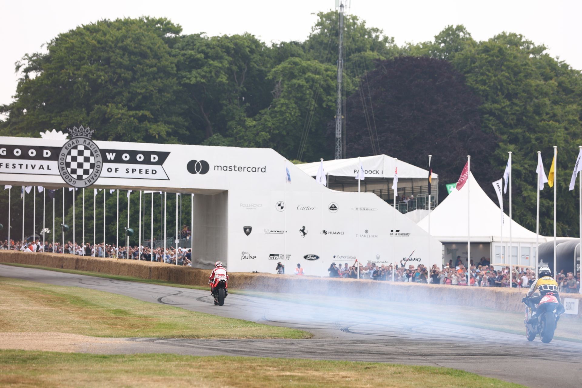 Wayne Rainey con la Yamaha YZR500 en el Goodwood FOS 2022 foto 29