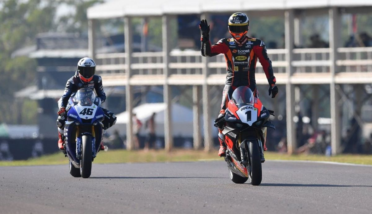Wayne Maxwell se llevaba la victoria en la segunda carrera ante Mike Jones Wayne Maxwell se llevaba la victoria en la segunda carrera ante Mike Jones